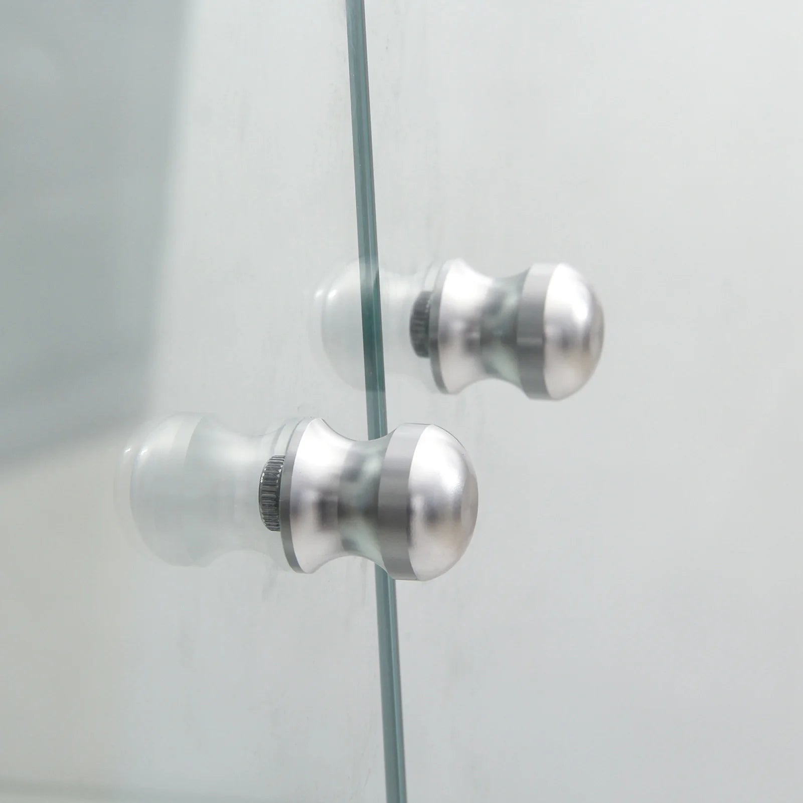 Staande LED Vitrinekast met 4 Niveaus – Moderne Displaykast voor Woonkamer & Slaapkamer