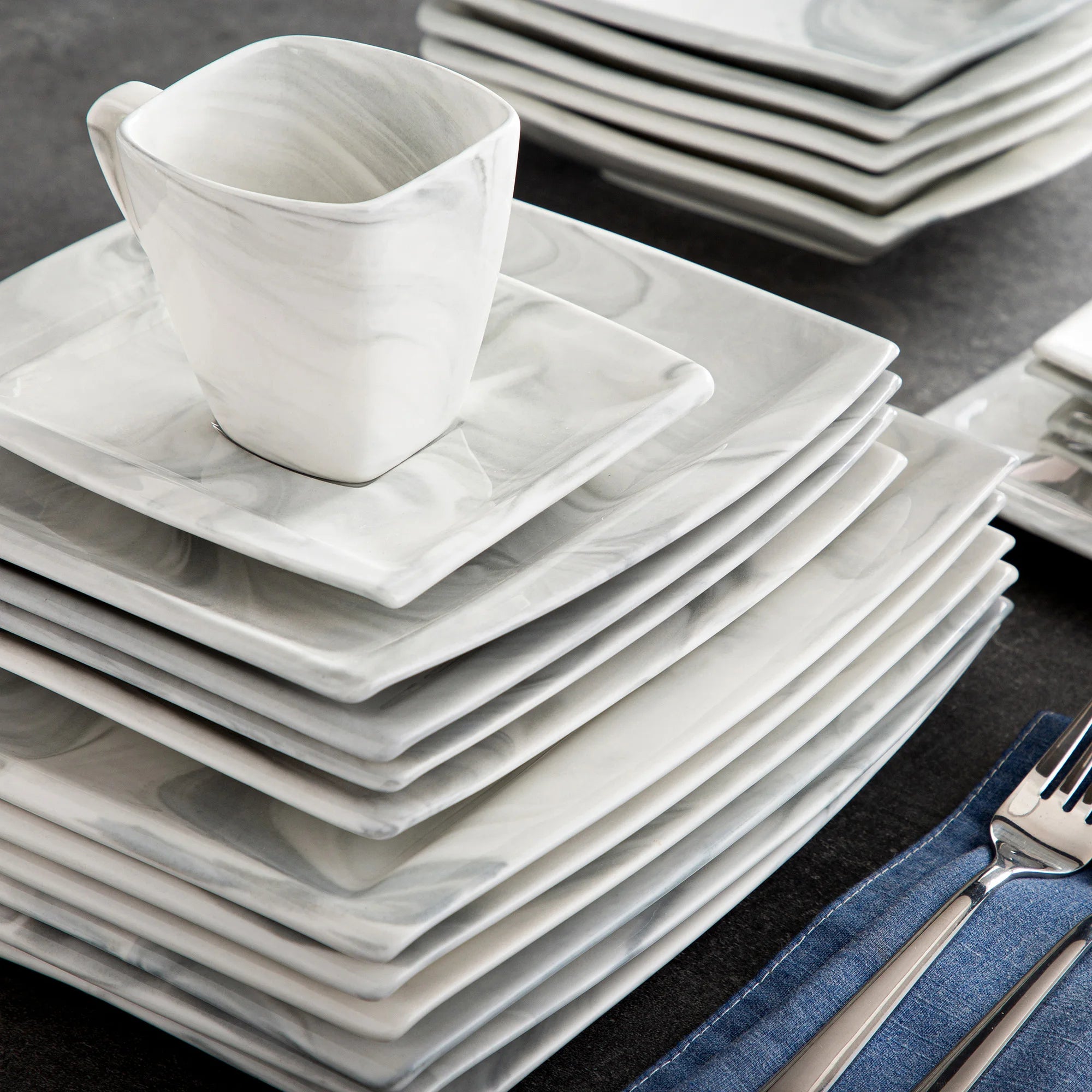 Marmergrijze porseleinen serviesset – servies voor 12 personen met kopjes, schoteltjes, dessertborden, soepborden en dinerborden.