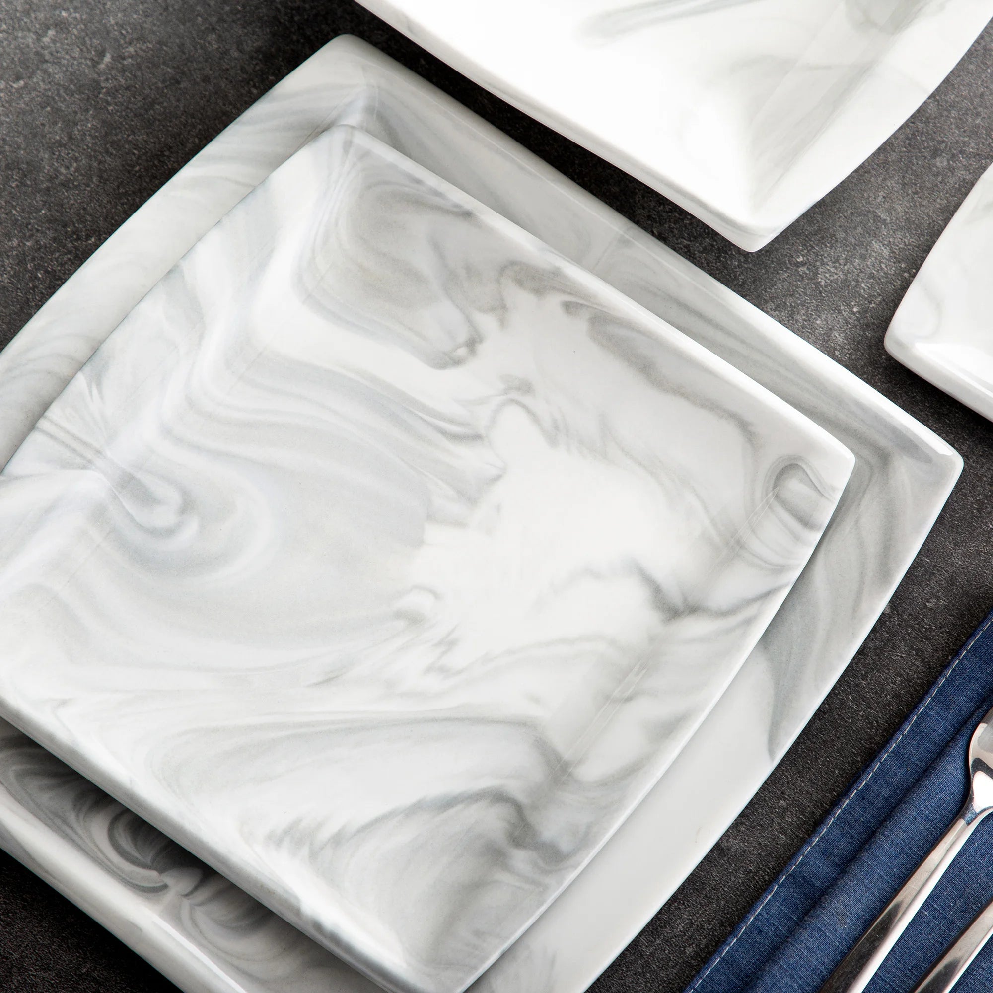 Marmergrijze porseleinen serviesset – servies voor 12 personen met kopjes, schoteltjes, dessertborden, soepborden en dinerborden.