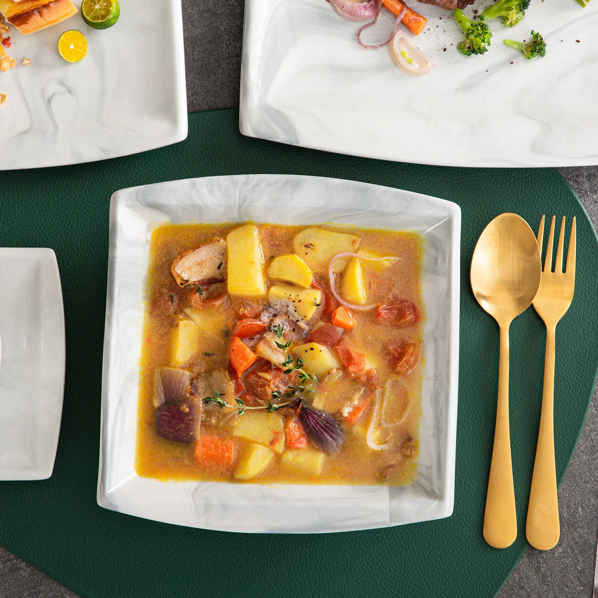 Marmergrijze porseleinen serviesset – servies voor 12 personen met kopjes, schoteltjes, dessertborden, soepborden en dinerborden.