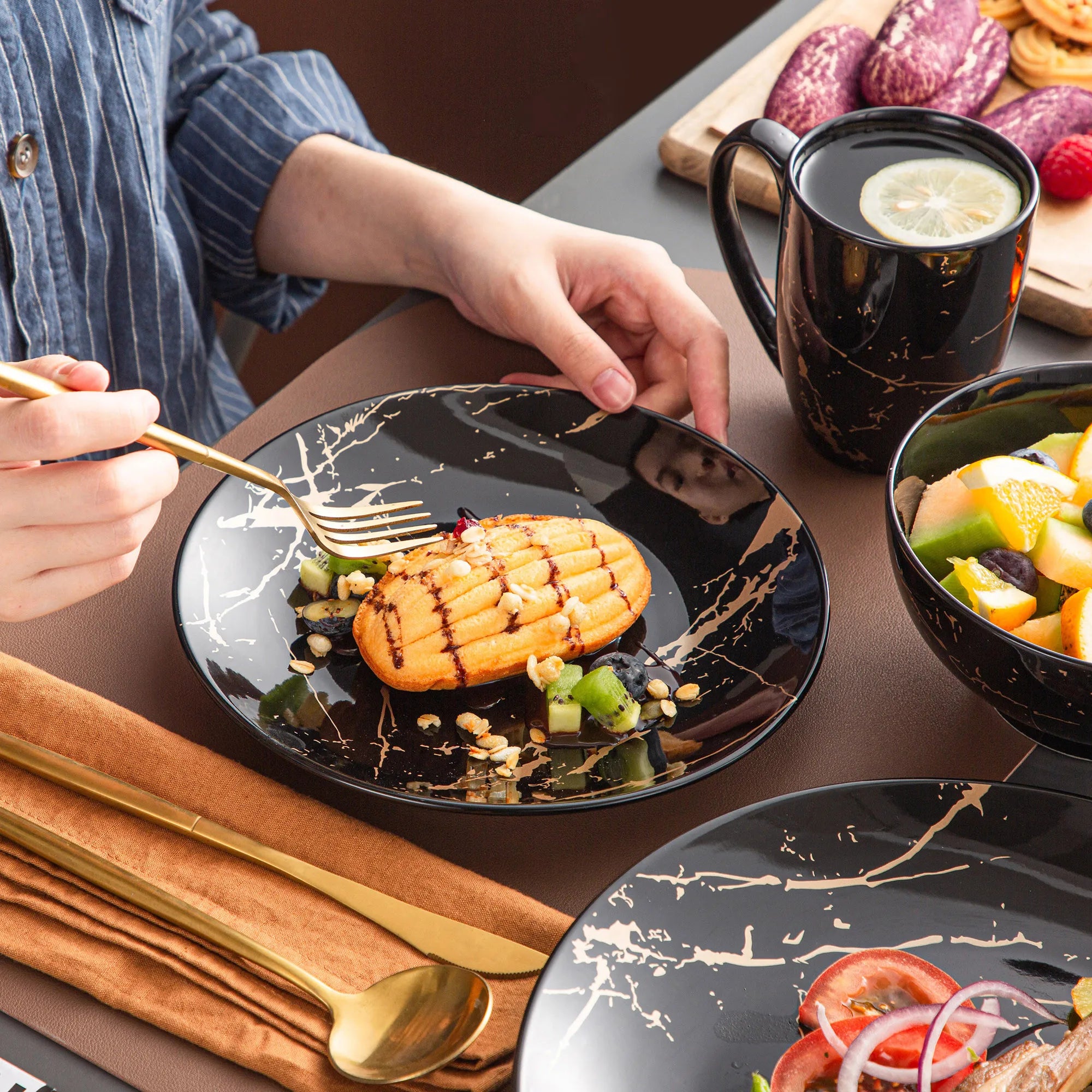 Zwart Porselein Serviesset met Gouden Accenten – 16/32/48 Delig Modern Servies voor 4-12 Personen