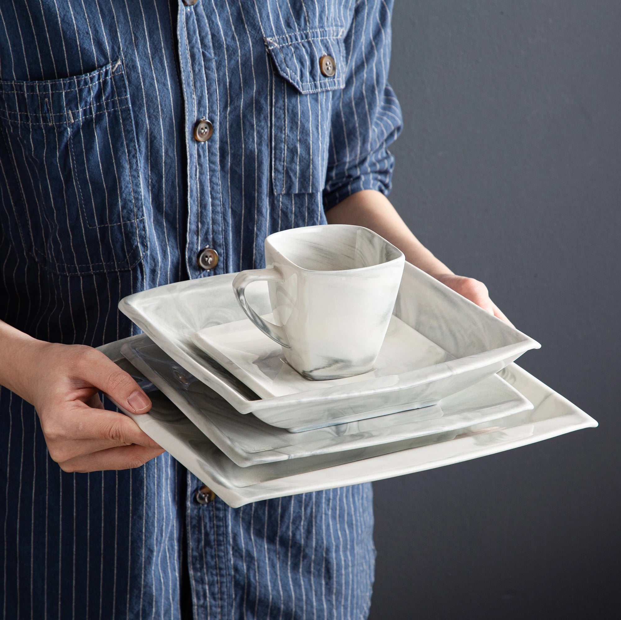 Marmergrijze porseleinen serviesset – servies voor 12 personen met kopjes, schoteltjes, dessertborden, soepborden en dinerborden.