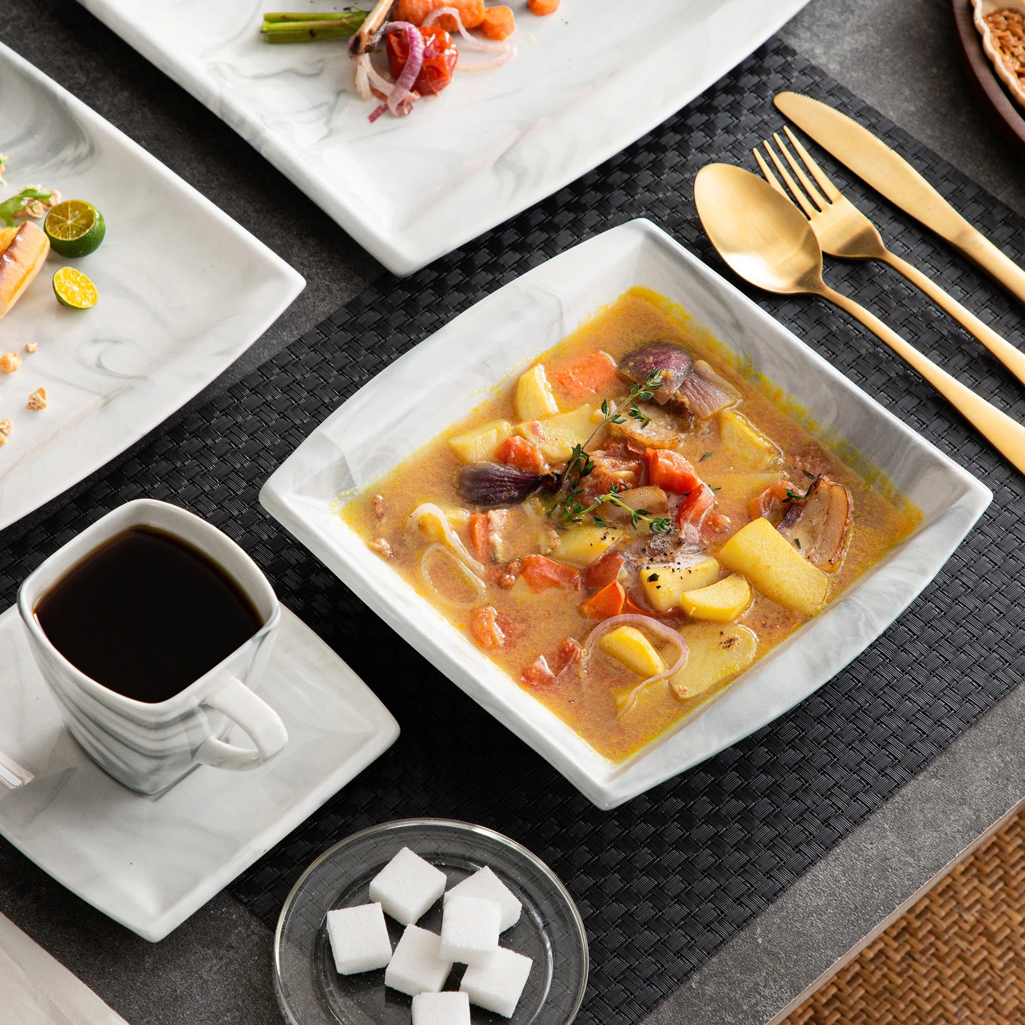 Marmergrijze porseleinen serviesset – servies voor 12 personen met kopjes, schoteltjes, dessertborden, soepborden en dinerborden.