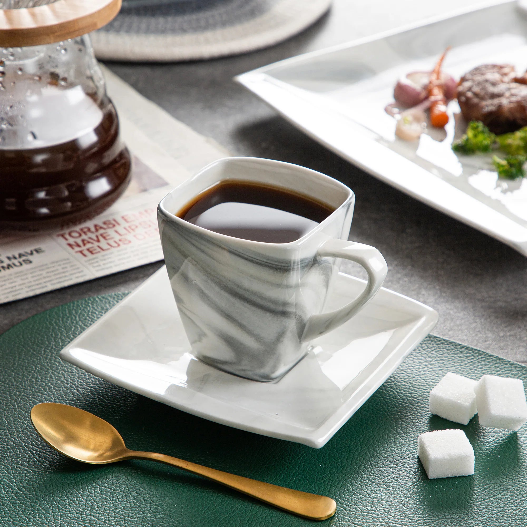 Marmergrijze porseleinen serviesset – servies voor 12 personen met kopjes, schoteltjes, dessertborden, soepborden en dinerborden.
