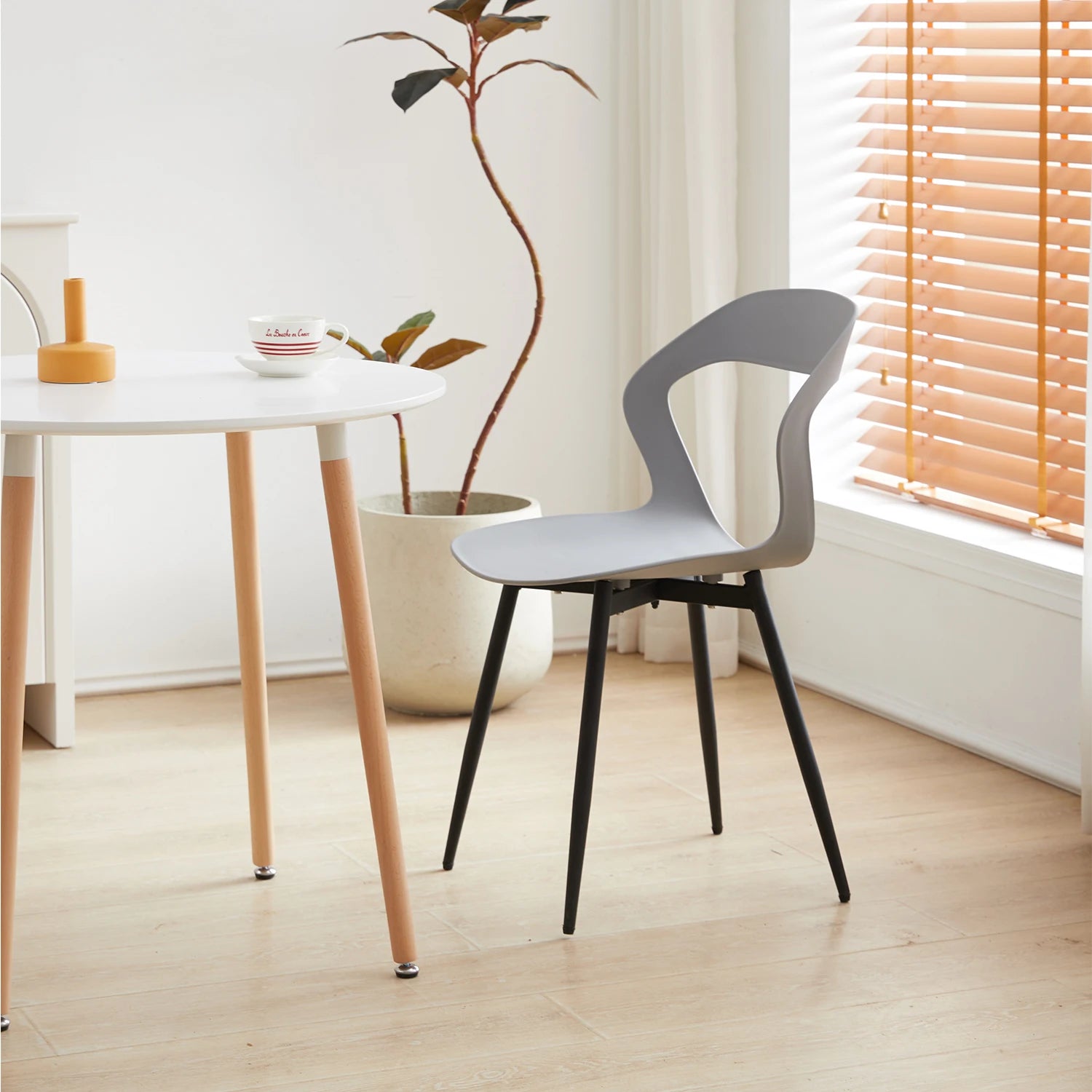 Set van 4/6 Scandinavische Eetkamerstoelen – Nordic Design Kunststof Stoelen met Metalen Poten