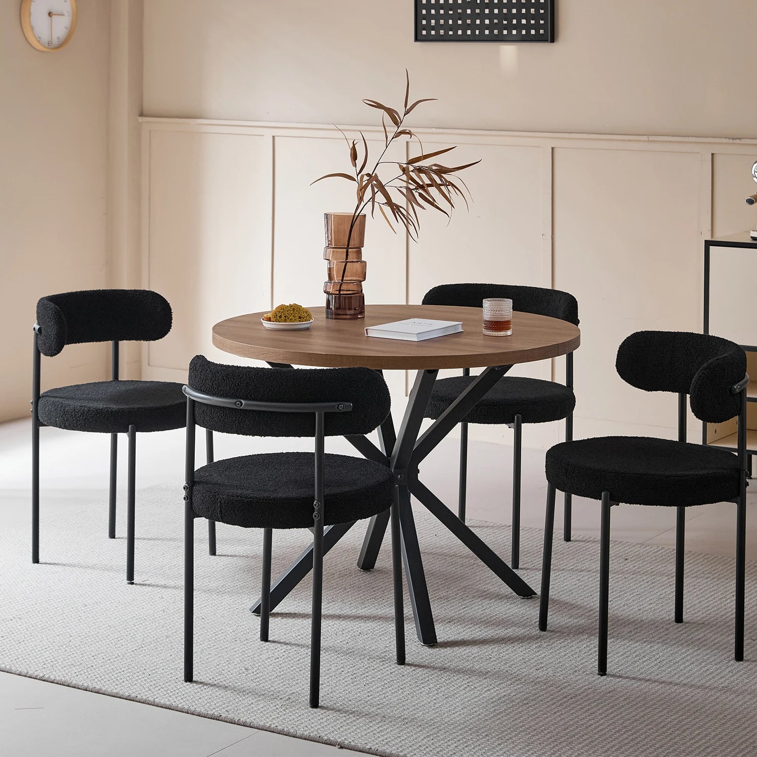 Scandinavische Eetkamerstoelen Set van 4 – Teddy Velvet Stoelen met Metalen Poten – Moderne Keukenstoelen Gestoffeerd – Beige/Zwart Design