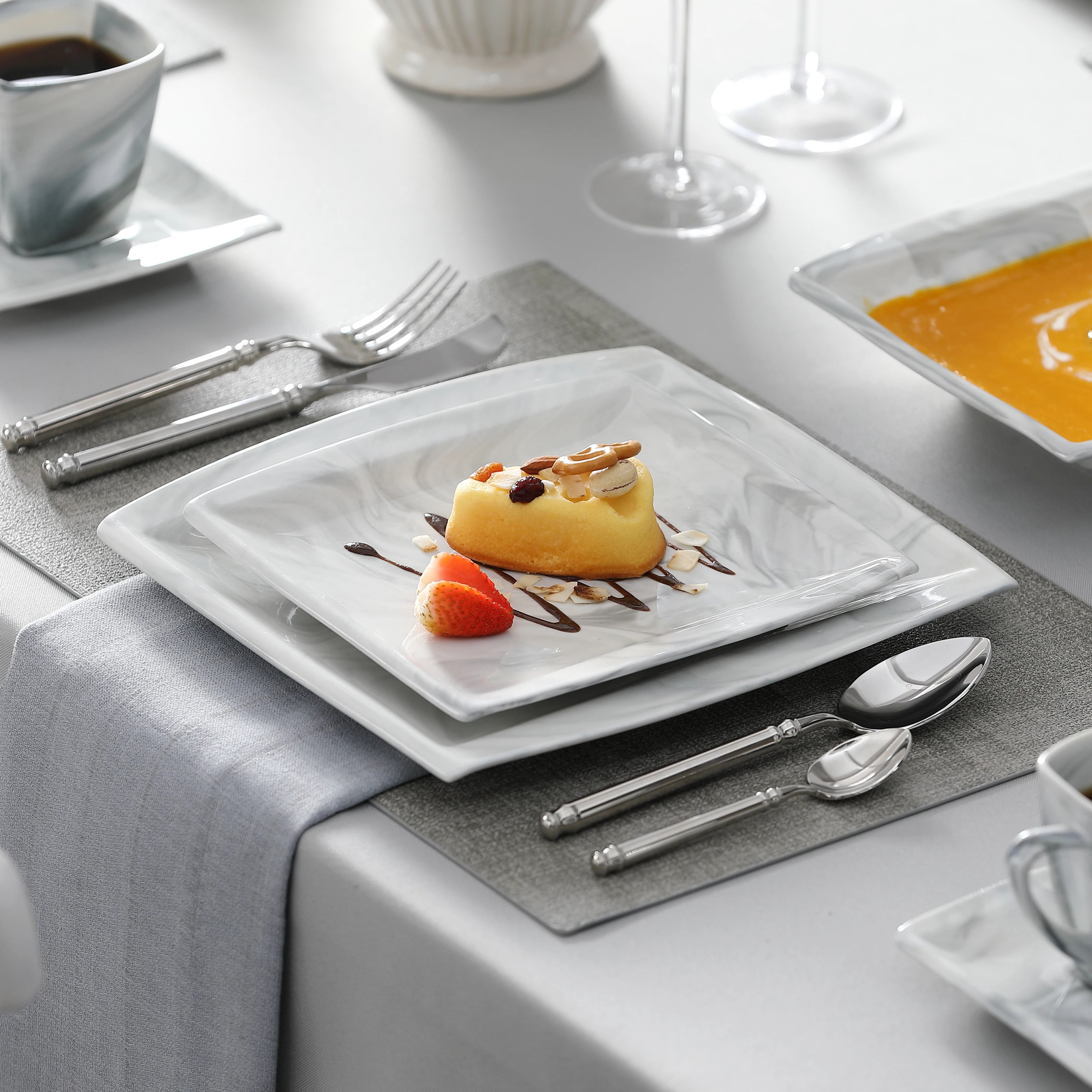 Marmergrijze porseleinen serviesset – servies voor 12 personen met kopjes, schoteltjes, dessertborden, soepborden en dinerborden.