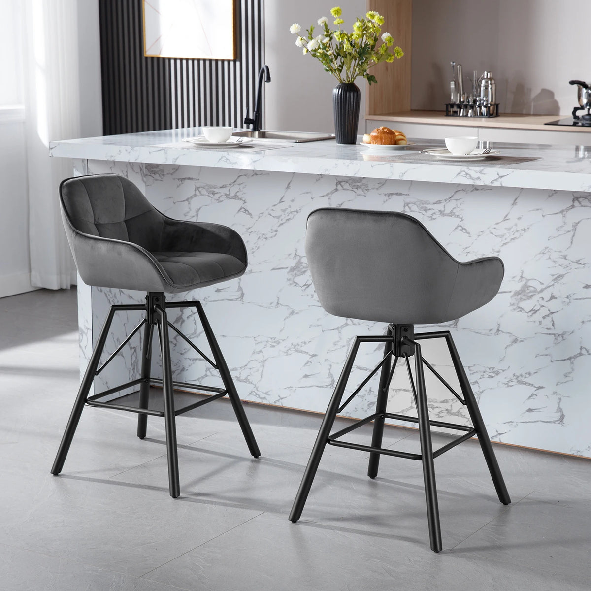 Set van 4 Draaibare Velvet Barstoelen – Zwarte Barkrukken met Rugleuning, Armleuningen & Voetensteun – 360° Draaibaar – Zithoogte 72 cm