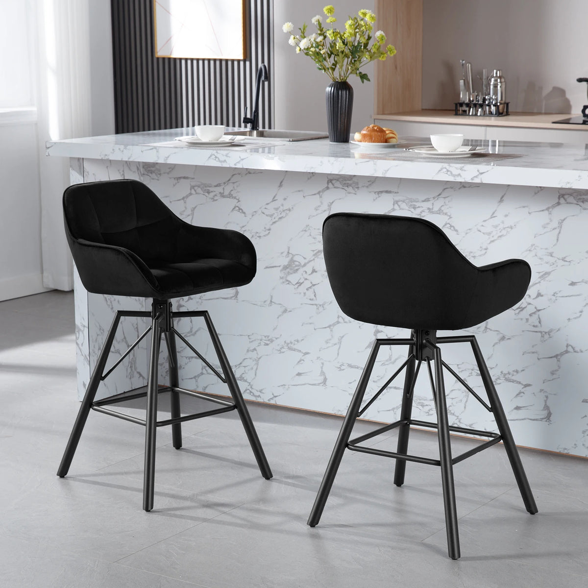Set van 4 Draaibare Velvet Barstoelen – Zwarte Barkrukken met Rugleuning, Armleuningen & Voetensteun – 360° Draaibaar – Zithoogte 72 cm