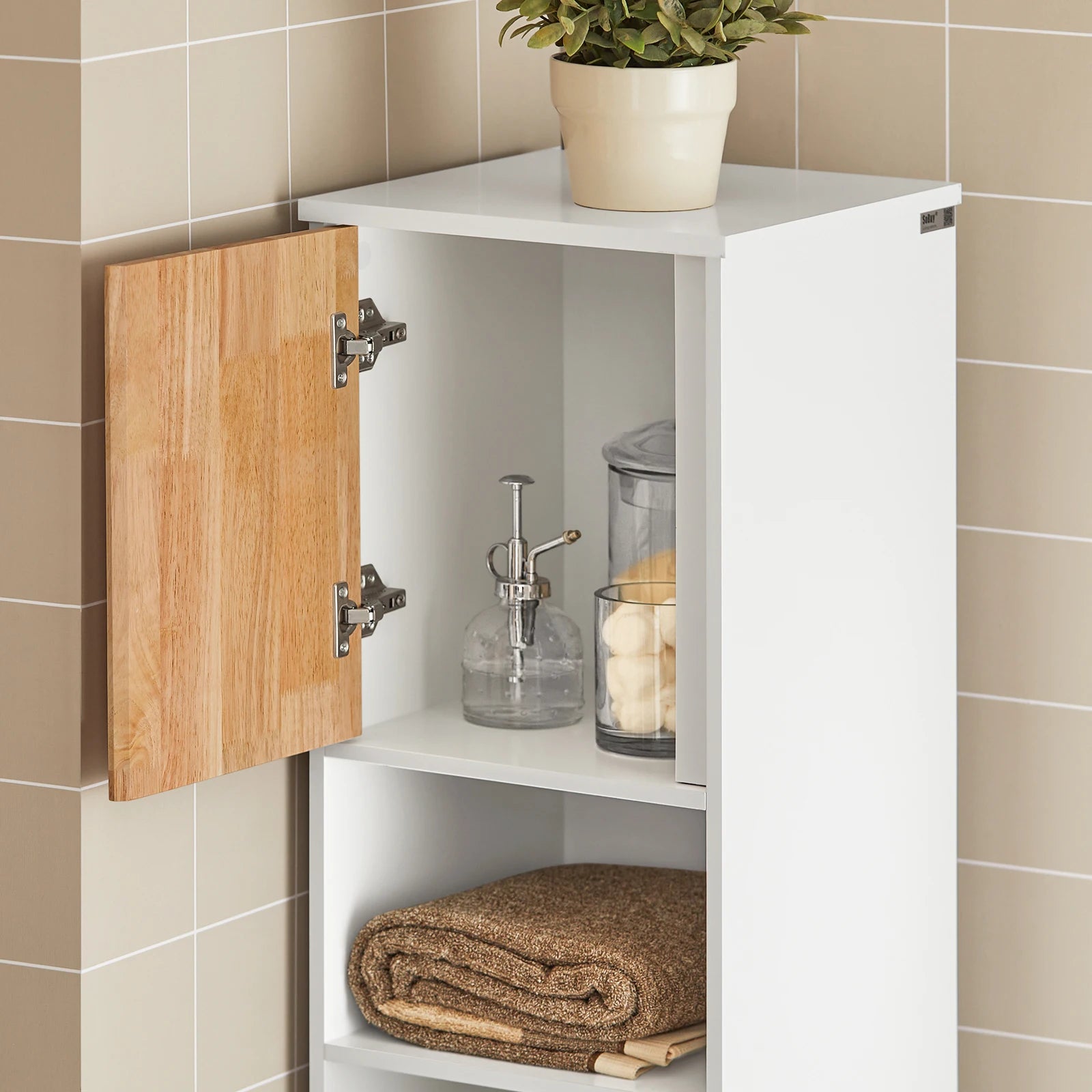 Hoge Badkamerkast met Wasmand en Deur – Smalle Opbergkast met Uitschuifbare Waszak en Open Vakken – Wit/Naturel 170 cm