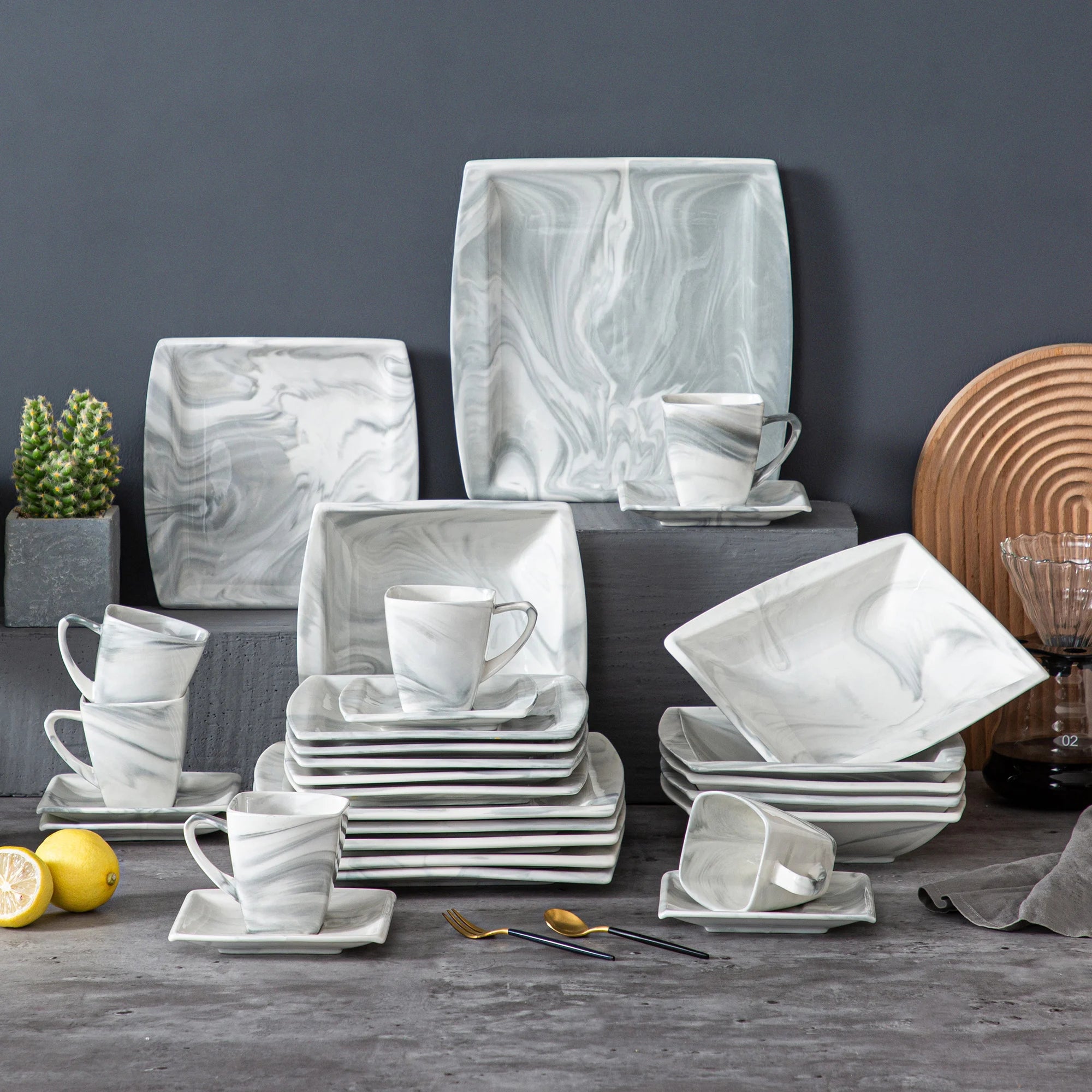 Marmergrijze porseleinen serviesset – servies voor 12 personen met kopjes, schoteltjes, dessertborden, soepborden en dinerborden.