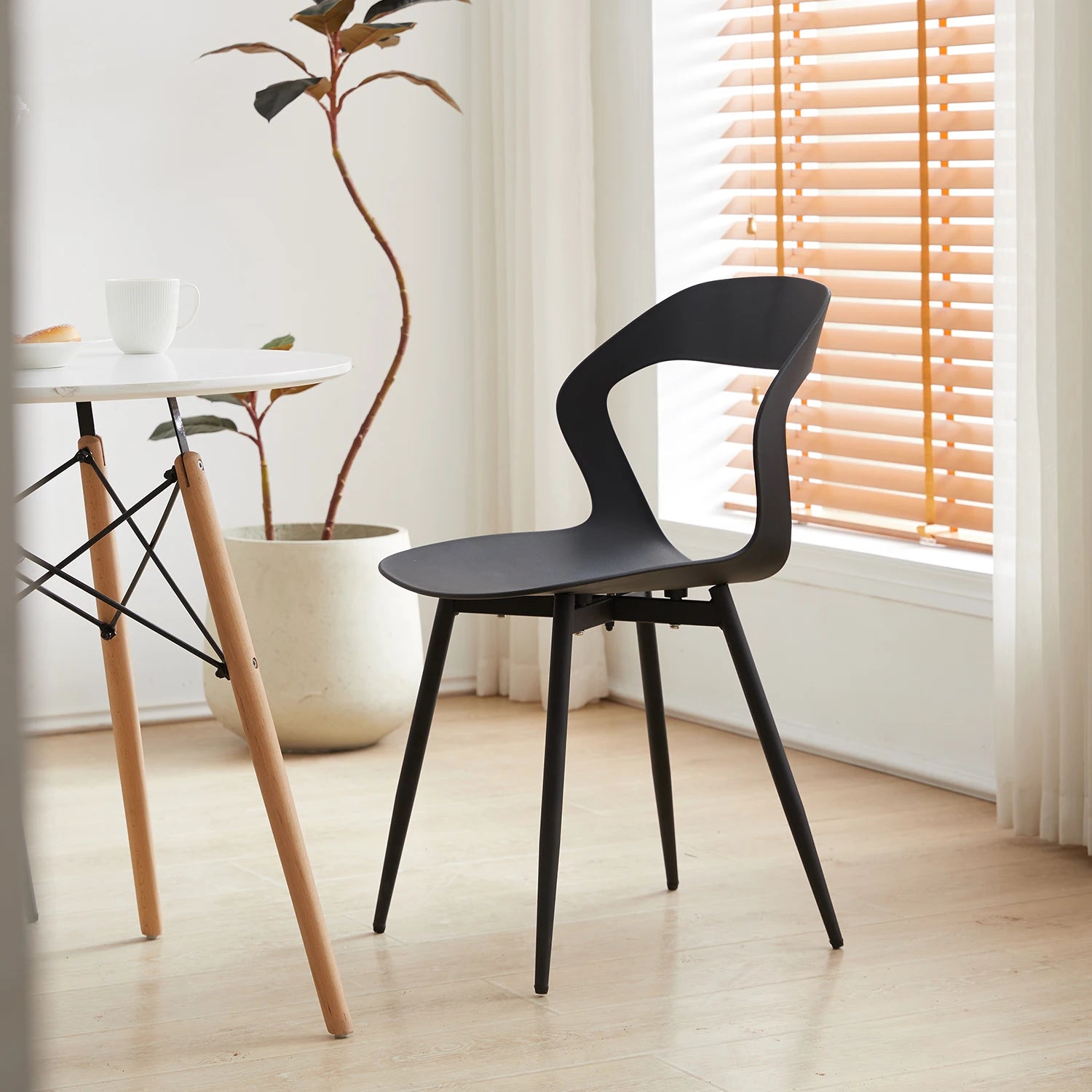 Set van 4/6 Scandinavische Eetkamerstoelen – Nordic Design Kunststof Stoelen met Metalen Poten