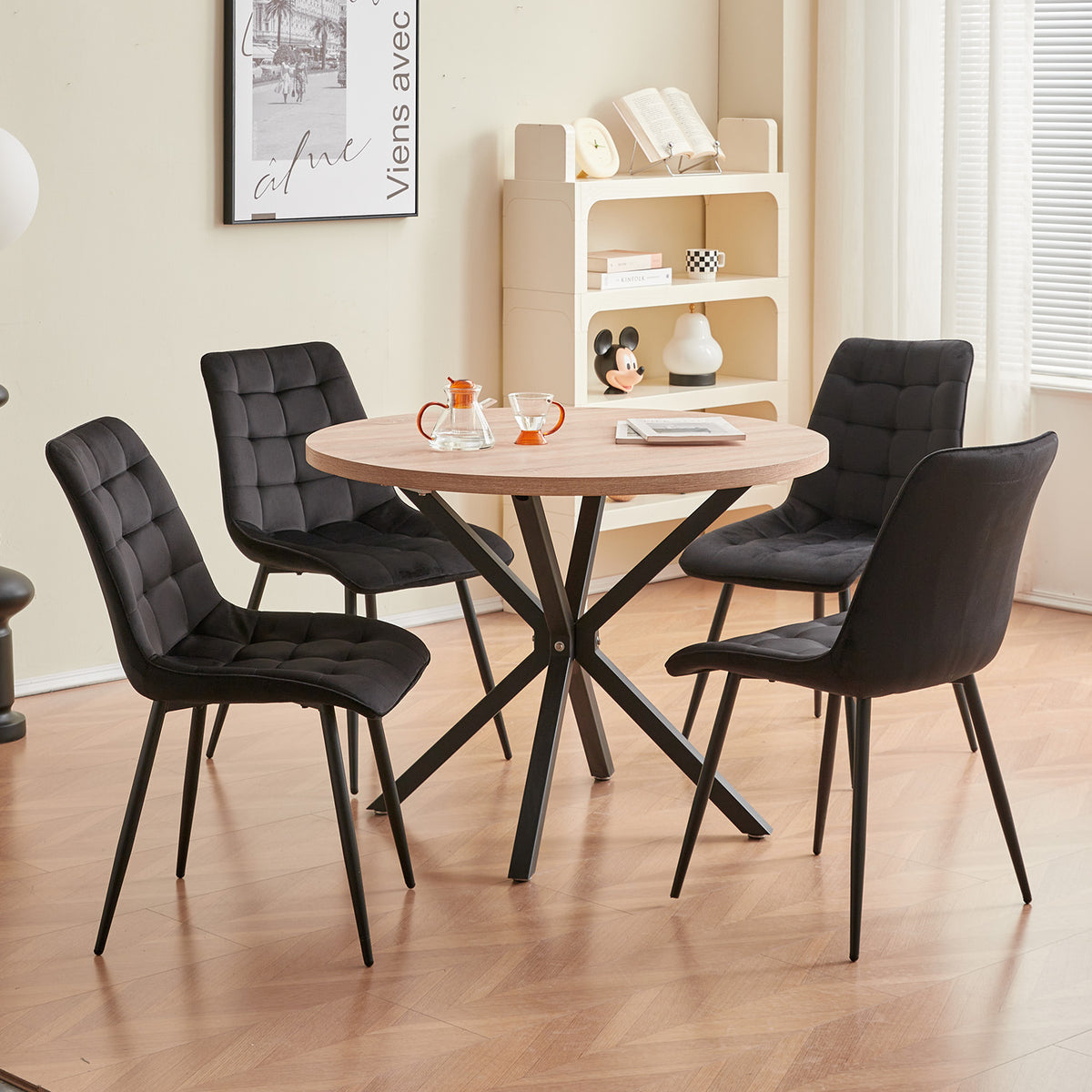 Set van 4 Velvet Eetkamerstoelen – Donkergrijze Fluwelen Stoelen met Ergonomische Rugleuning & Zwarte Metalen Poten – Modern Design