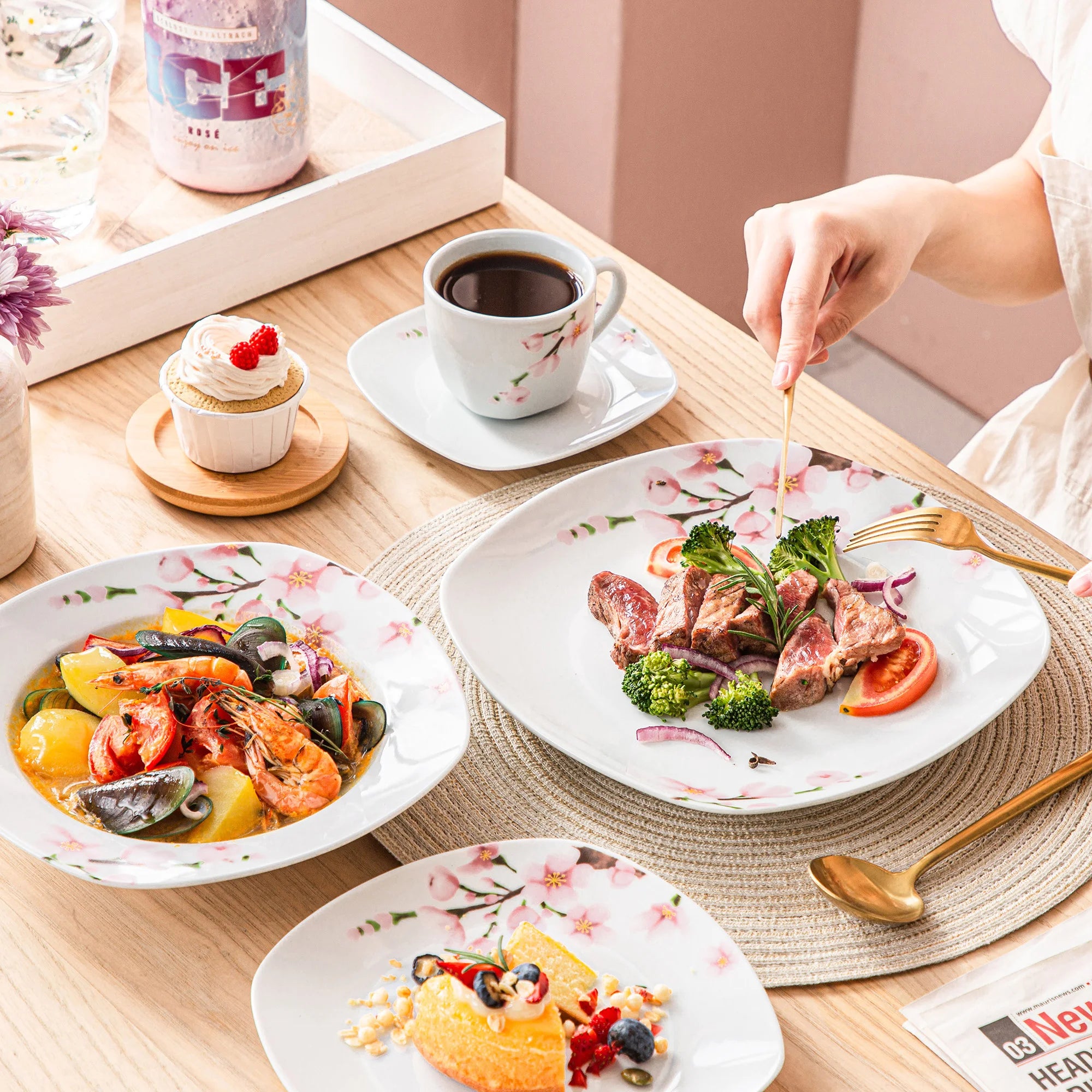 60-delige Porseleinen Servies Set met Roze Bloemen – 12 Personen – Dinerborden, Soepborden, Dessertborden, Kopjes & Schotels – Magnetron & Vaatwasser Bestendig