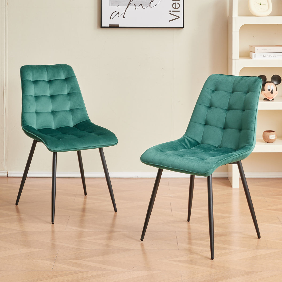 Set van 4 Velvet Eetkamerstoelen – Donkergrijze Fluwelen Stoelen met Ergonomische Rugleuning & Zwarte Metalen Poten – Modern Design