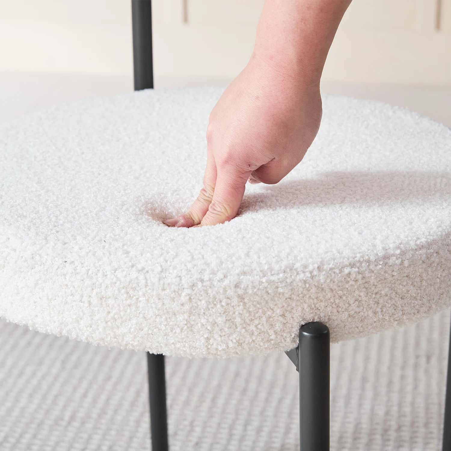 Scandinavische Eetkamerstoelen Set van 4 – Teddy Velvet Stoelen met Metalen Poten – Moderne Keukenstoelen Gestoffeerd – Beige/Zwart Design