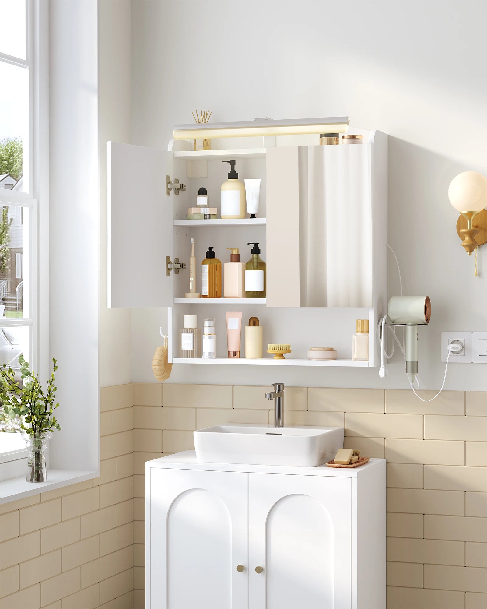 Badkamer Spiegelkast met LED Verlichting en Stopcontact – Wandkast met Spiegel, Opbergruimte, Föhnhouder en Haken – Modern Wit Design