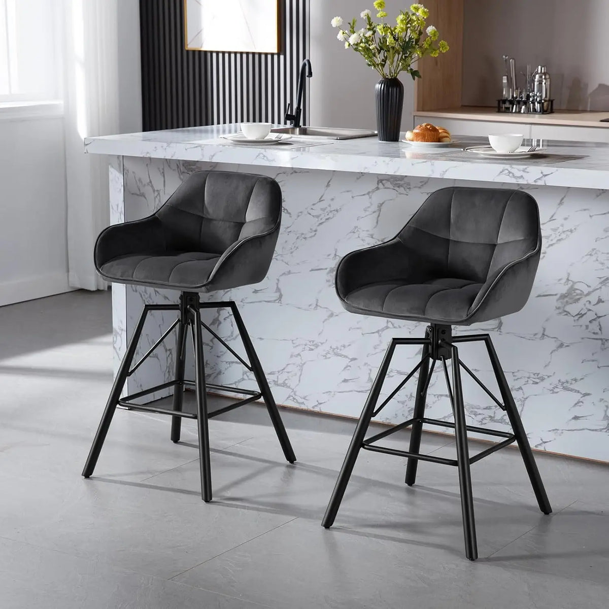 Set van 4 Draaibare Velvet Barstoelen – Zwarte Barkrukken met Rugleuning, Armleuningen & Voetensteun – 360° Draaibaar – Zithoogte 72 cm