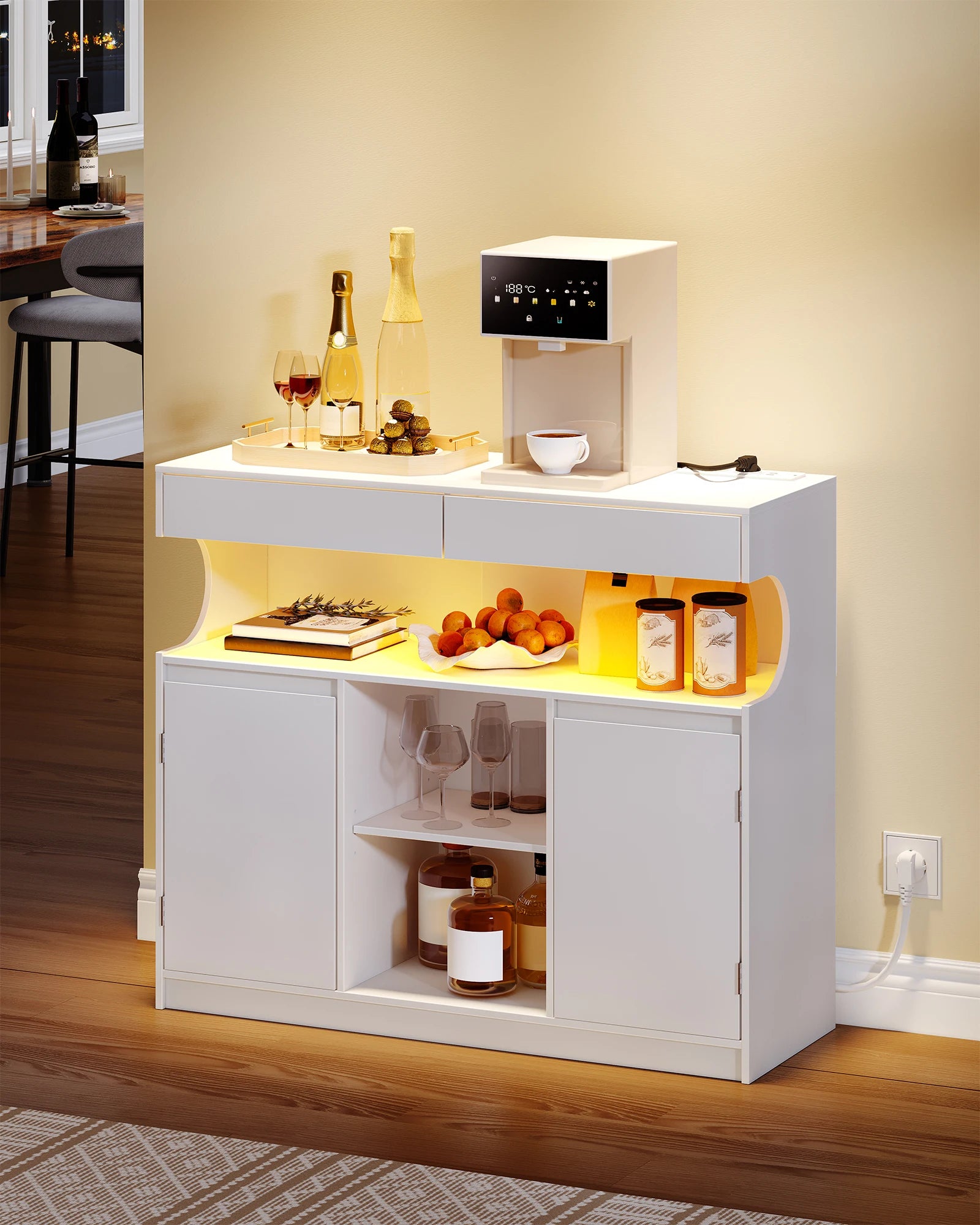 Moderne keuken en opbergkast met LED‑licht & geïntegreerde stopcontacten – multifunctionele buffetkast