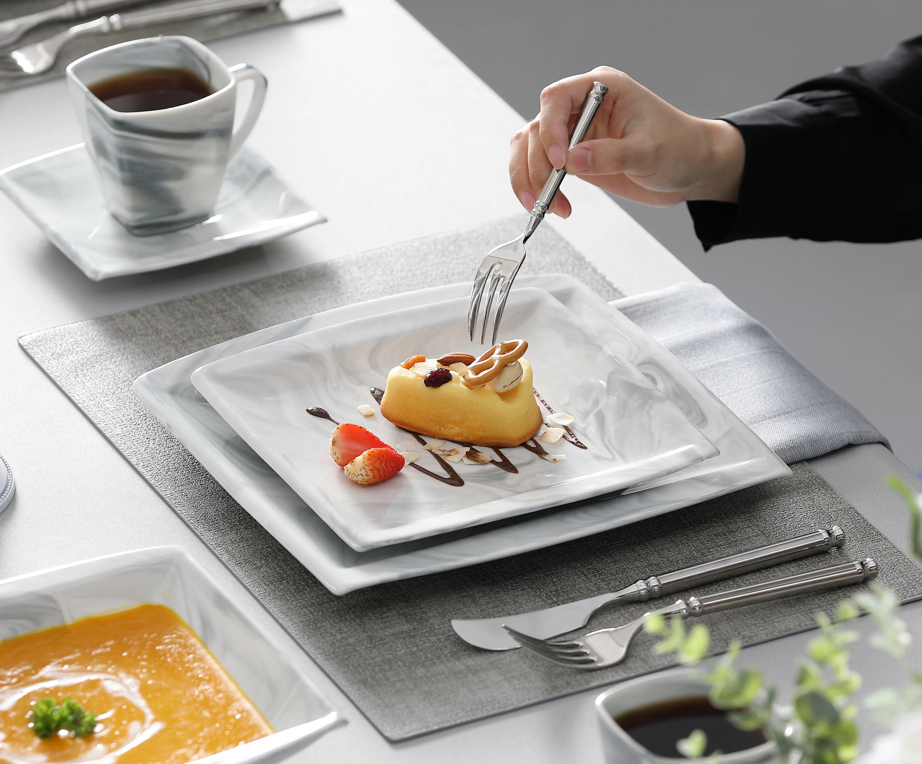 Marmergrijze porseleinen serviesset – servies voor 12 personen met kopjes, schoteltjes, dessertborden, soepborden en dinerborden.
