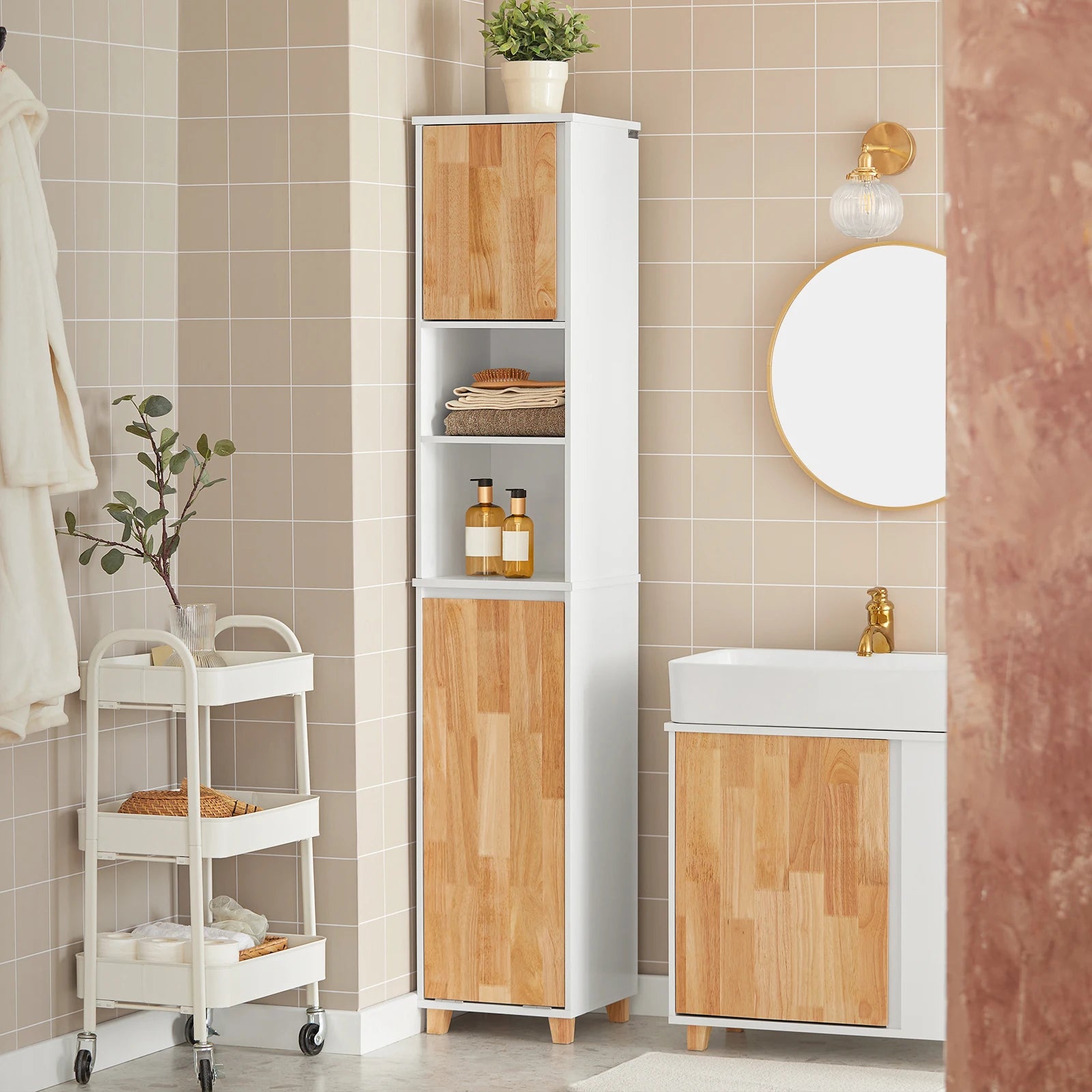 Hoge Badkamerkast met Wasmand en Deur – Smalle Opbergkast met Uitschuifbare Waszak en Open Vakken – Wit/Naturel 170 cm