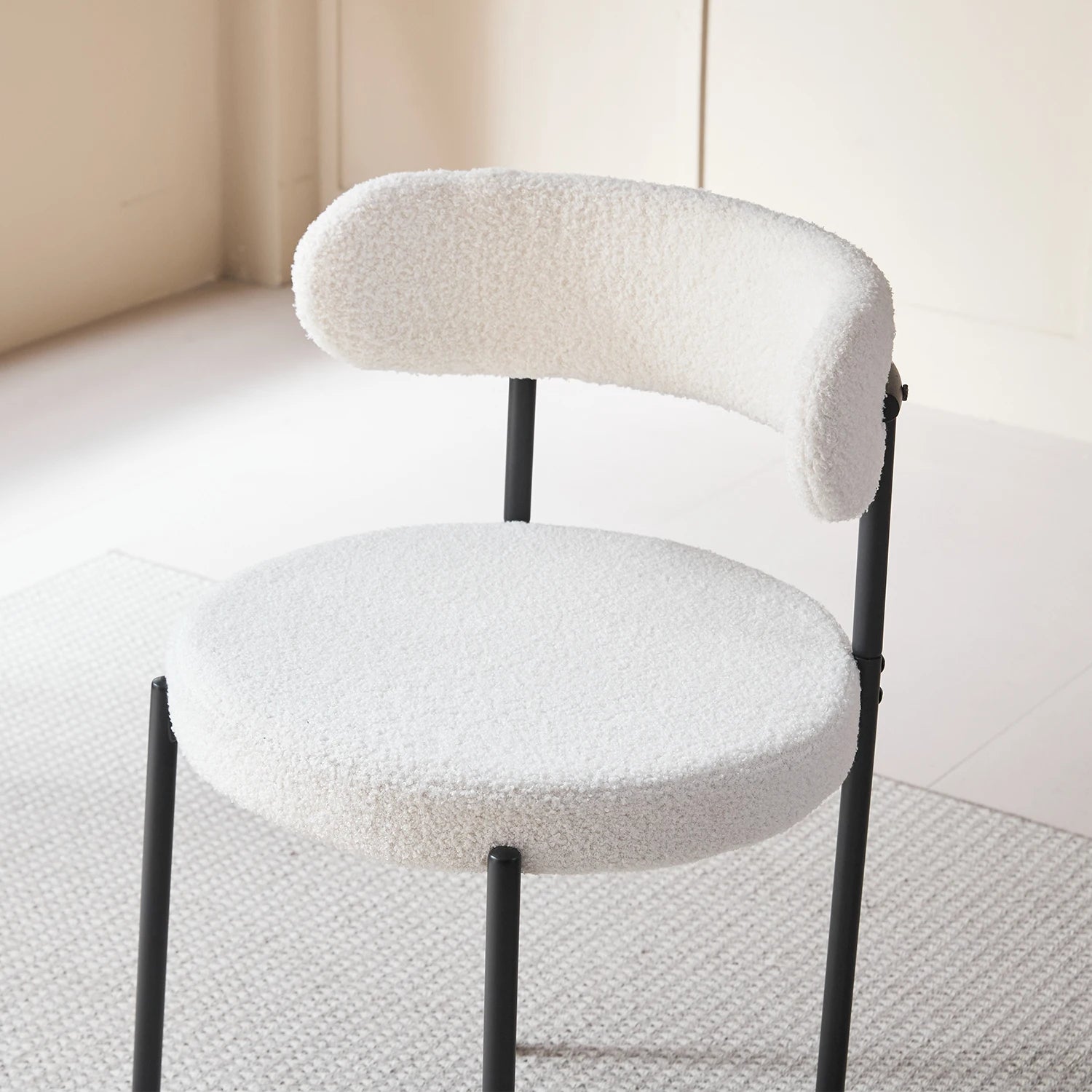 Scandinavische Eetkamerstoelen Set van 4 – Teddy Velvet Stoelen met Metalen Poten – Moderne Keukenstoelen Gestoffeerd – Beige/Zwart Design
