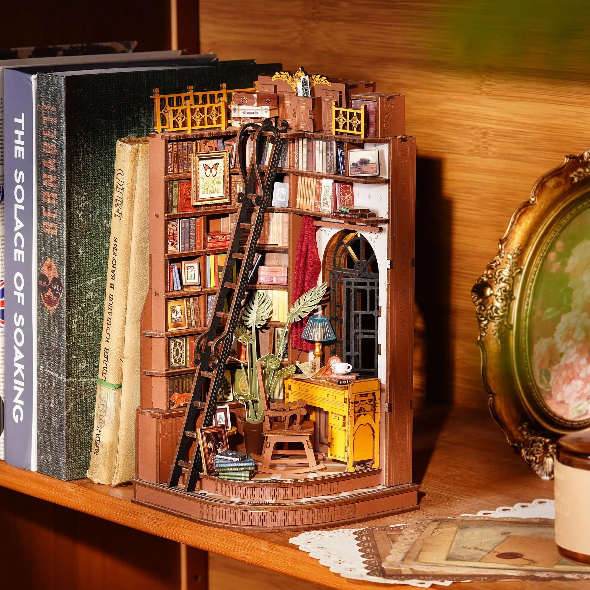 DIY Book Nook Miniatuur Bibliotheek met LED Verlichting – Britse Stijl Boekensteun Bouwpakket – Decoratieve Boekenplank Insert voor Boekenkast
