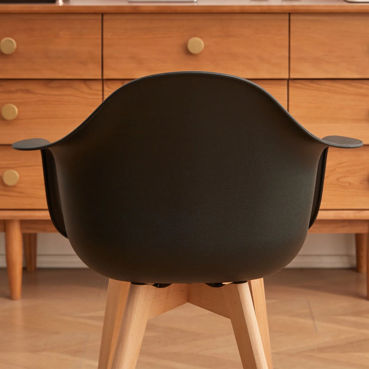 Set van 2 Retro Eetkamerstoelen met Armleuning – Scandinavische Design Stoelen met Beukenhouten Poten – Moderne Kunststof Kuipstoelen