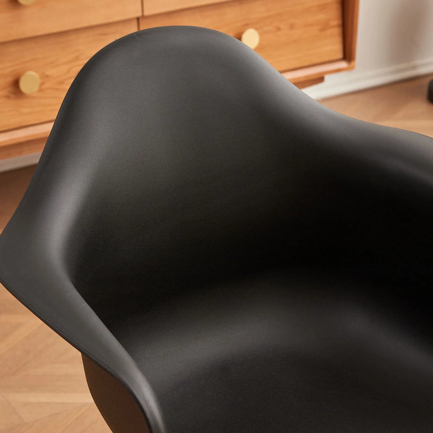 Set van 2 Retro Eetkamerstoelen met Armleuning – Scandinavische Design Stoelen met Beukenhouten Poten – Moderne Kunststof Kuipstoelen