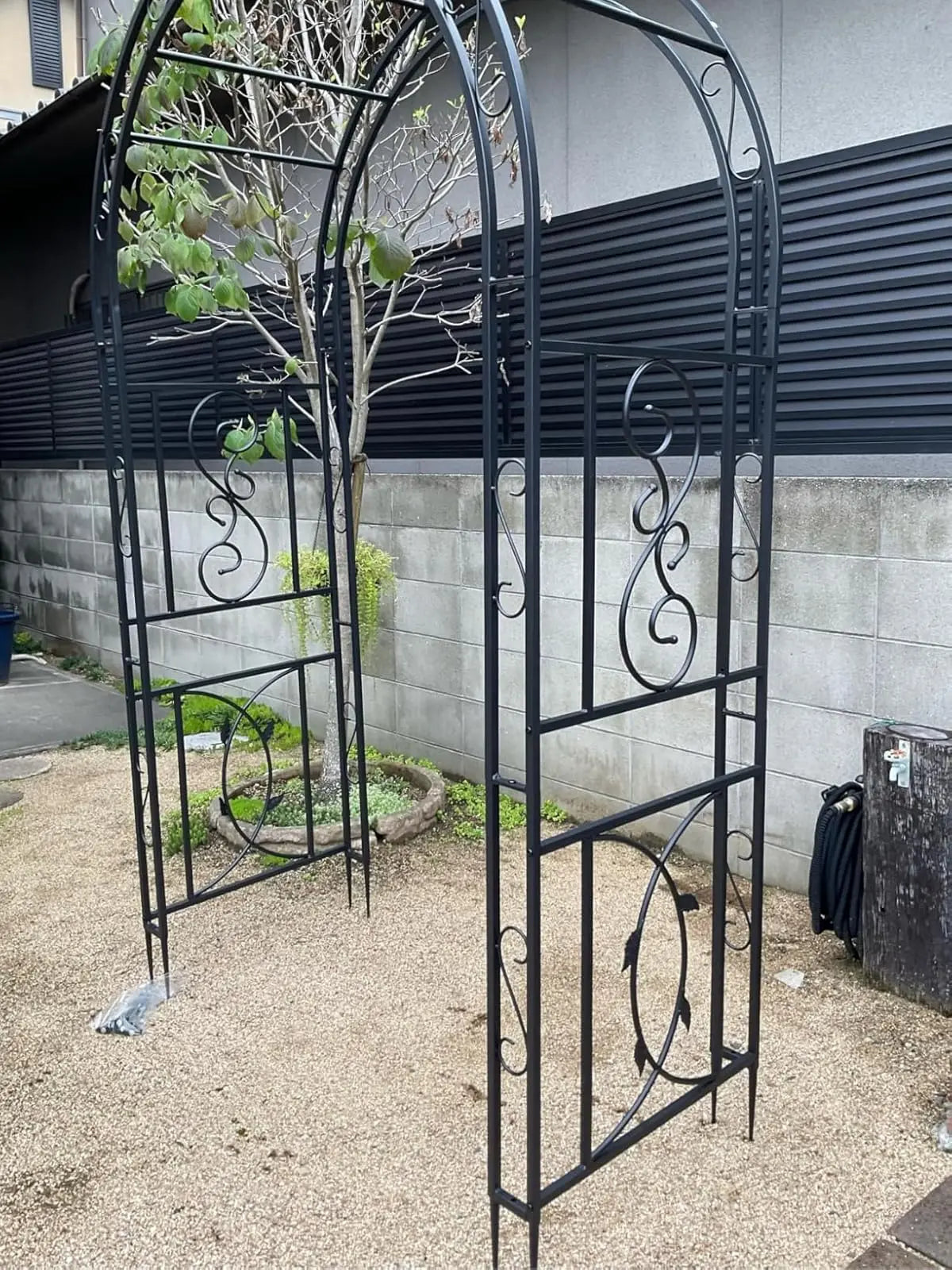 Metalen plantenrek voor in de tuin – voor klimplanten en als frame voor een trouwboog.
