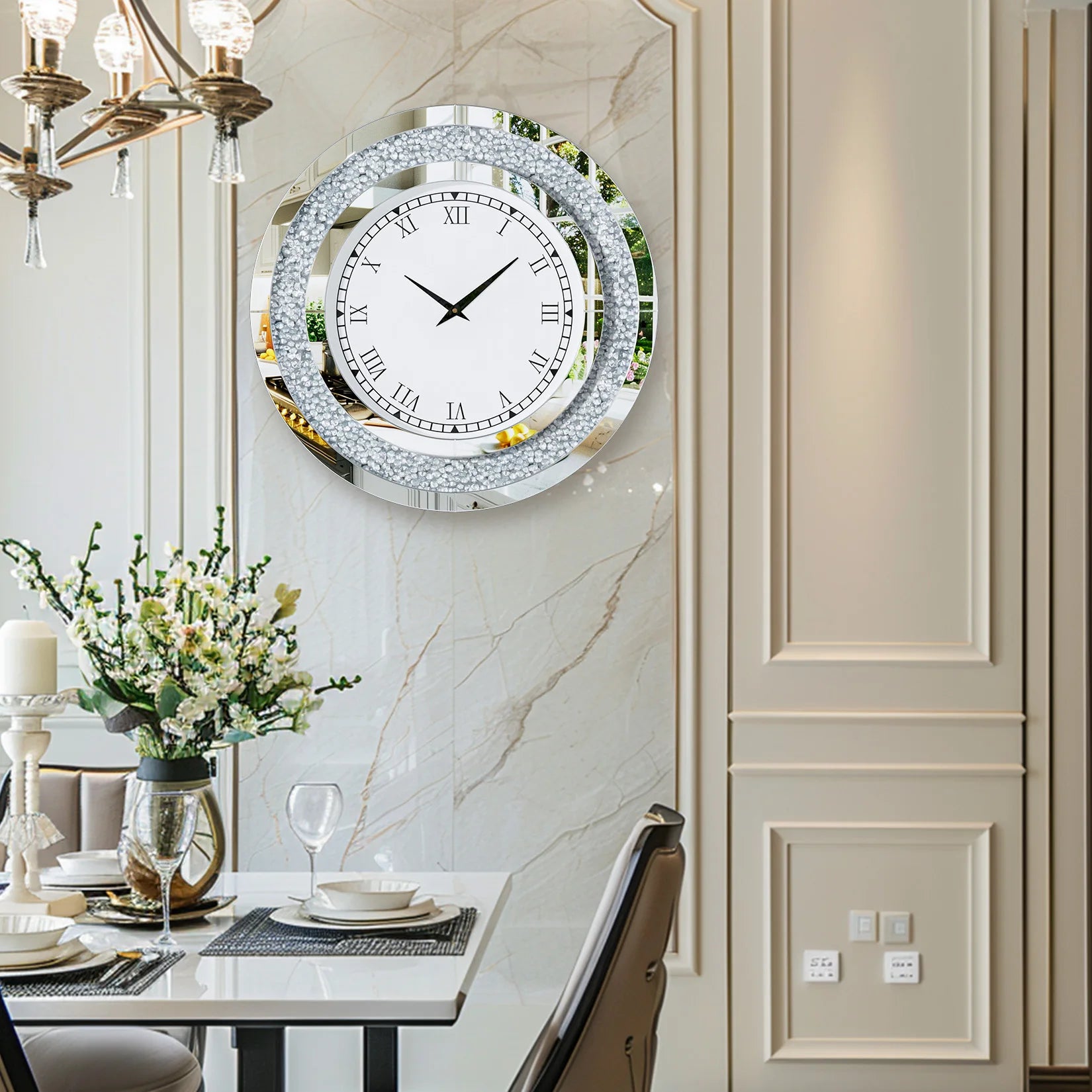 Ronde Zilveren Spiegelklok 60 cm – Luxe Wandklok met Romeinse Cijfers & Crushed Diamant Design