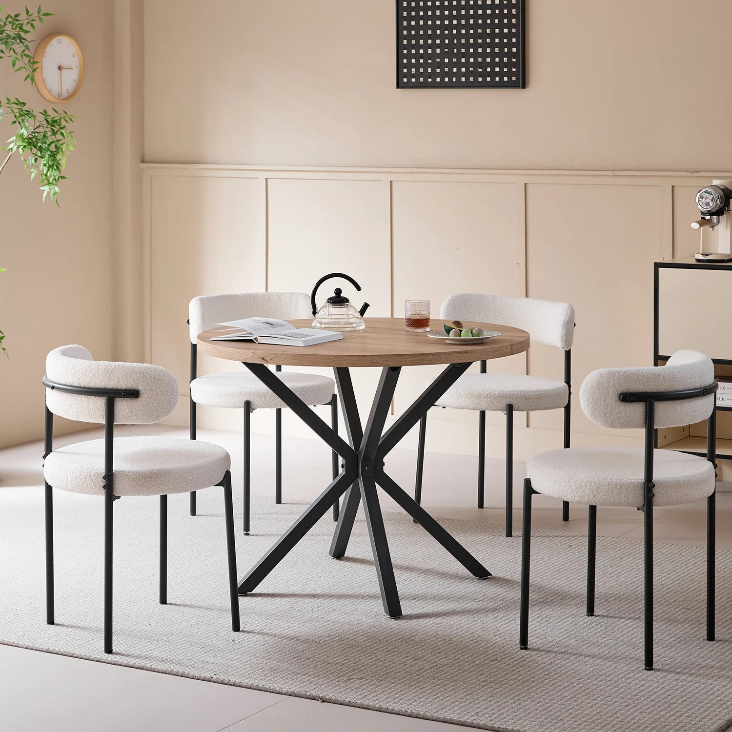 Scandinavische Eetkamerstoelen Set van 4 – Teddy Velvet Stoelen met Metalen Poten – Moderne Keukenstoelen Gestoffeerd – Beige/Zwart Design
