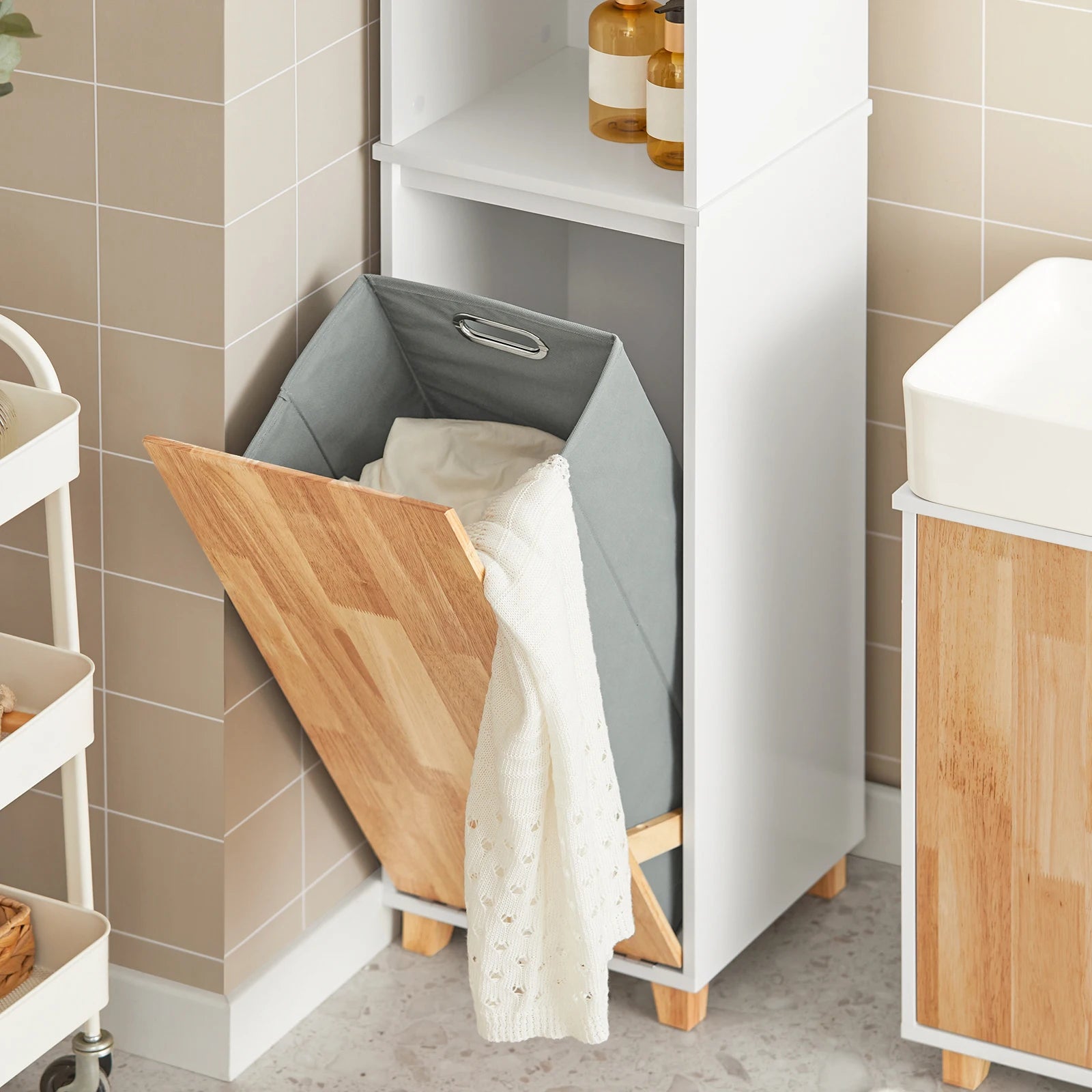 Hoge smalle badkamerkast met geïntegreerde wasmand — opbergruimte en functie in één