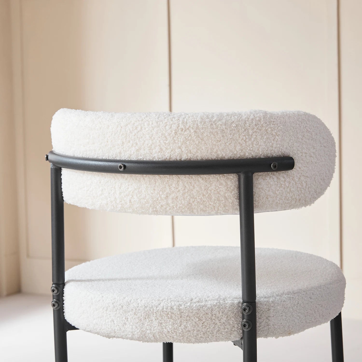 Scandinavische Eetkamerstoelen Set van 4 – Teddy Velvet Stoelen met Metalen Poten – Moderne Keukenstoelen Gestoffeerd – Beige/Zwart Design