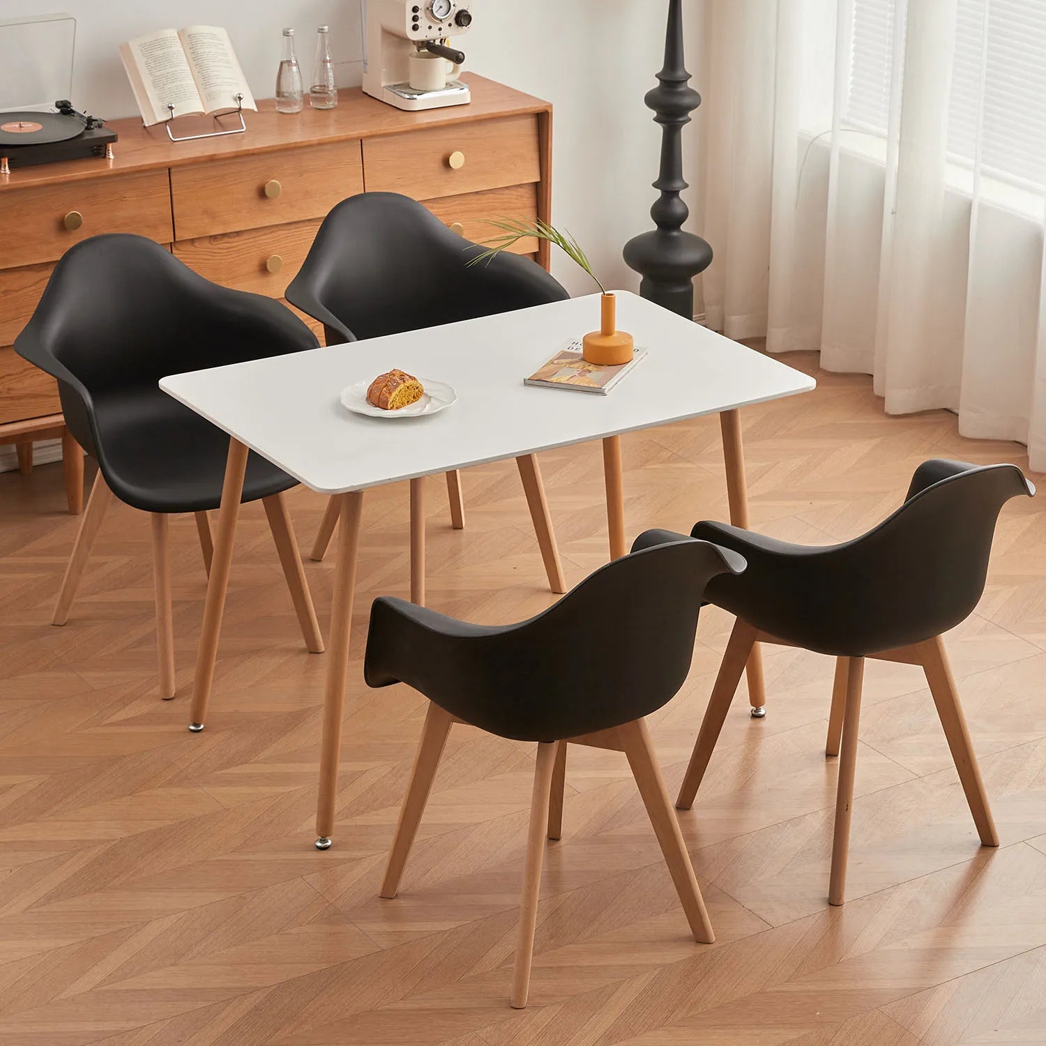 Set van 2 Retro Eetkamerstoelen met Armleuning – Scandinavische Design Stoelen met Beukenhouten Poten – Moderne Kunststof Kuipstoelen