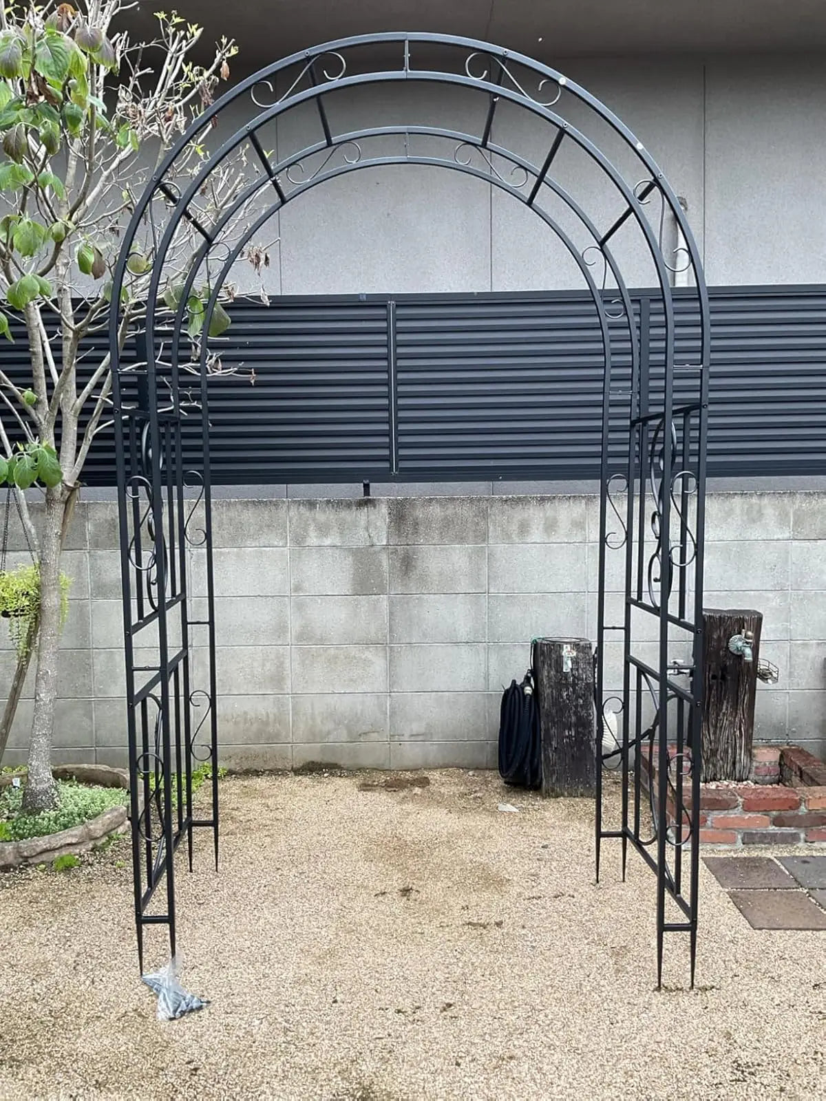 Metalen plantenrek voor in de tuin – voor klimplanten en als frame voor een trouwboog.