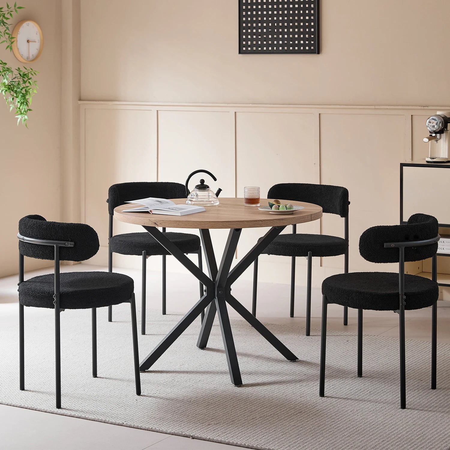 Scandinavische Eetkamerstoelen Set van 4 – Teddy Velvet Stoelen met Metalen Poten – Moderne Keukenstoelen Gestoffeerd – Beige/Zwart Design