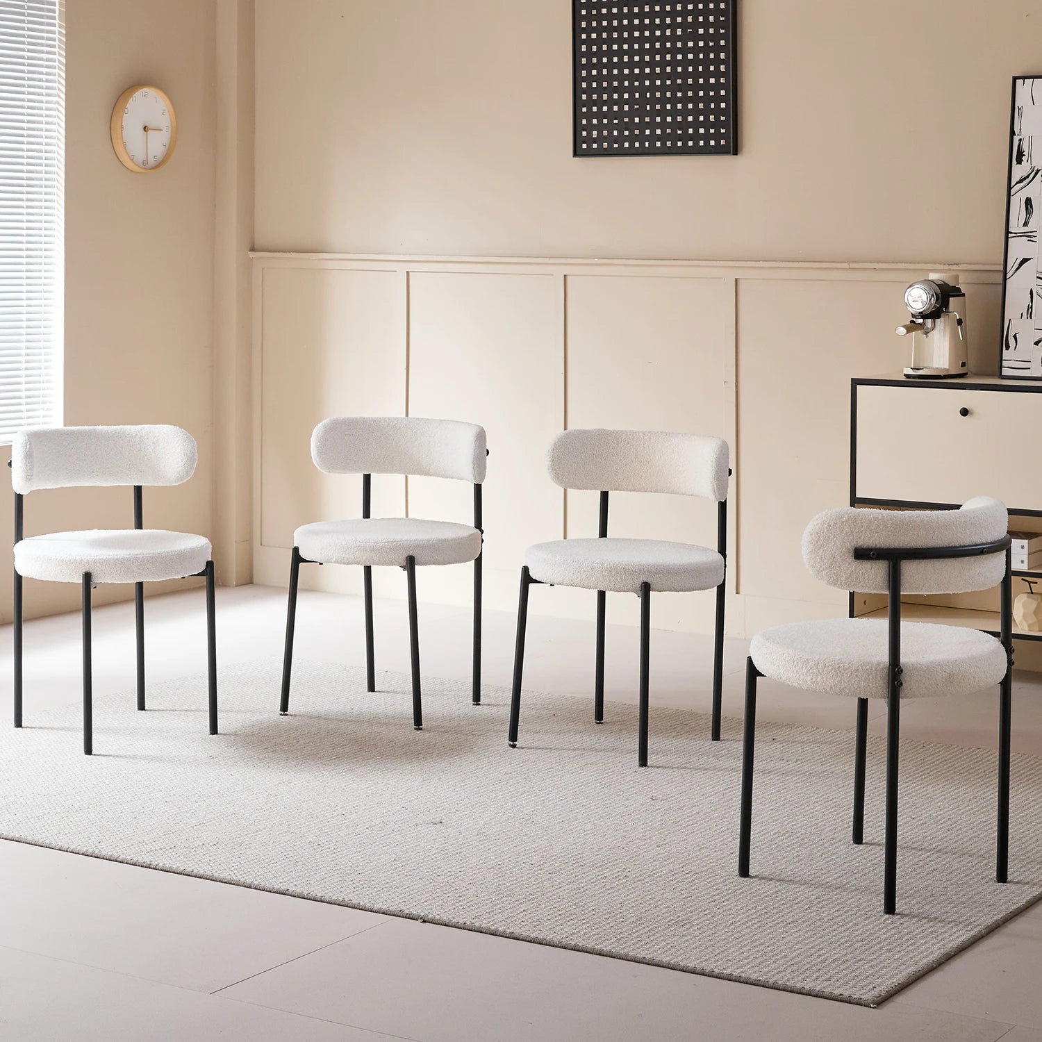 Scandinavische Eetkamerstoelen Set van 4 – Teddy Velvet Stoelen met Metalen Poten – Moderne Keukenstoelen Gestoffeerd – Beige/Zwart Design