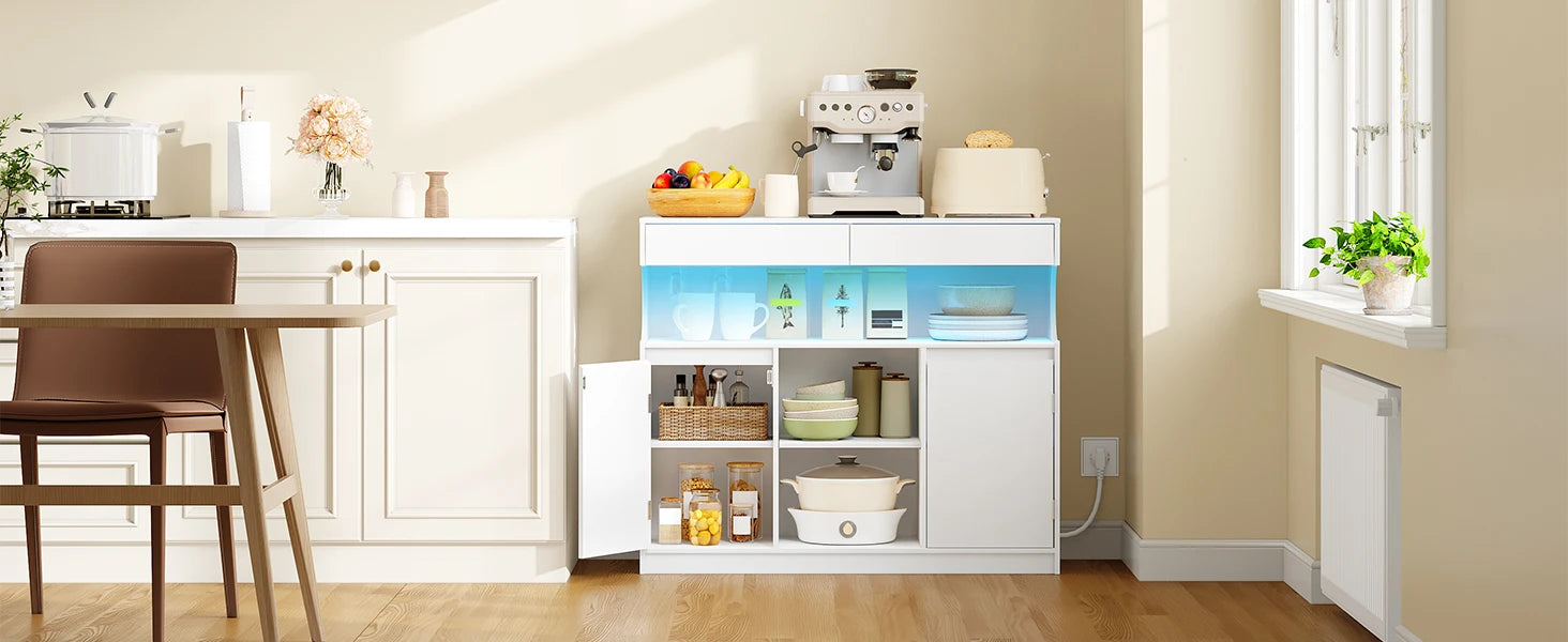 Moderne keuken en opbergkast met LED‑licht & geïntegreerde stopcontacten – multifunctionele buffetkast