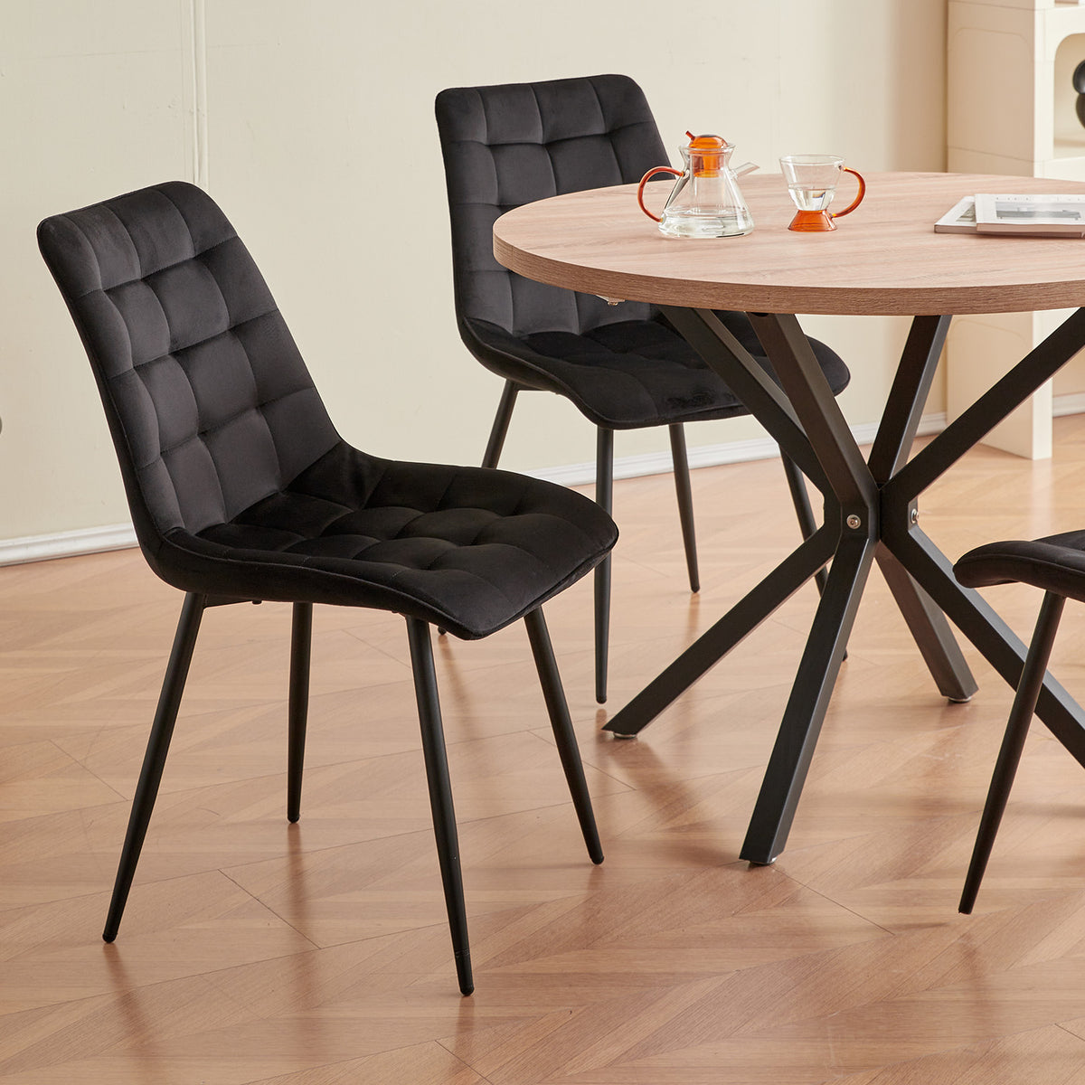 Set van 4 Velvet Eetkamerstoelen – Donkergrijze Fluwelen Stoelen met Ergonomische Rugleuning & Zwarte Metalen Poten – Modern Design
