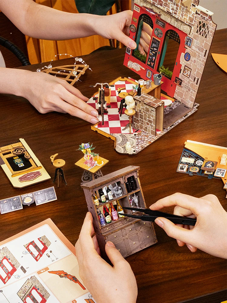 DIY Houten Miniatuur Poppenhuis – Cheers Bar Model met LED Verlichting – Educatief Bouwpakket voor Volwassenen en Kinderen
