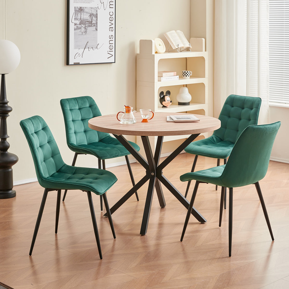 Set van 4 Velvet Eetkamerstoelen – Donkergrijze Fluwelen Stoelen met Ergonomische Rugleuning & Zwarte Metalen Poten – Modern Design