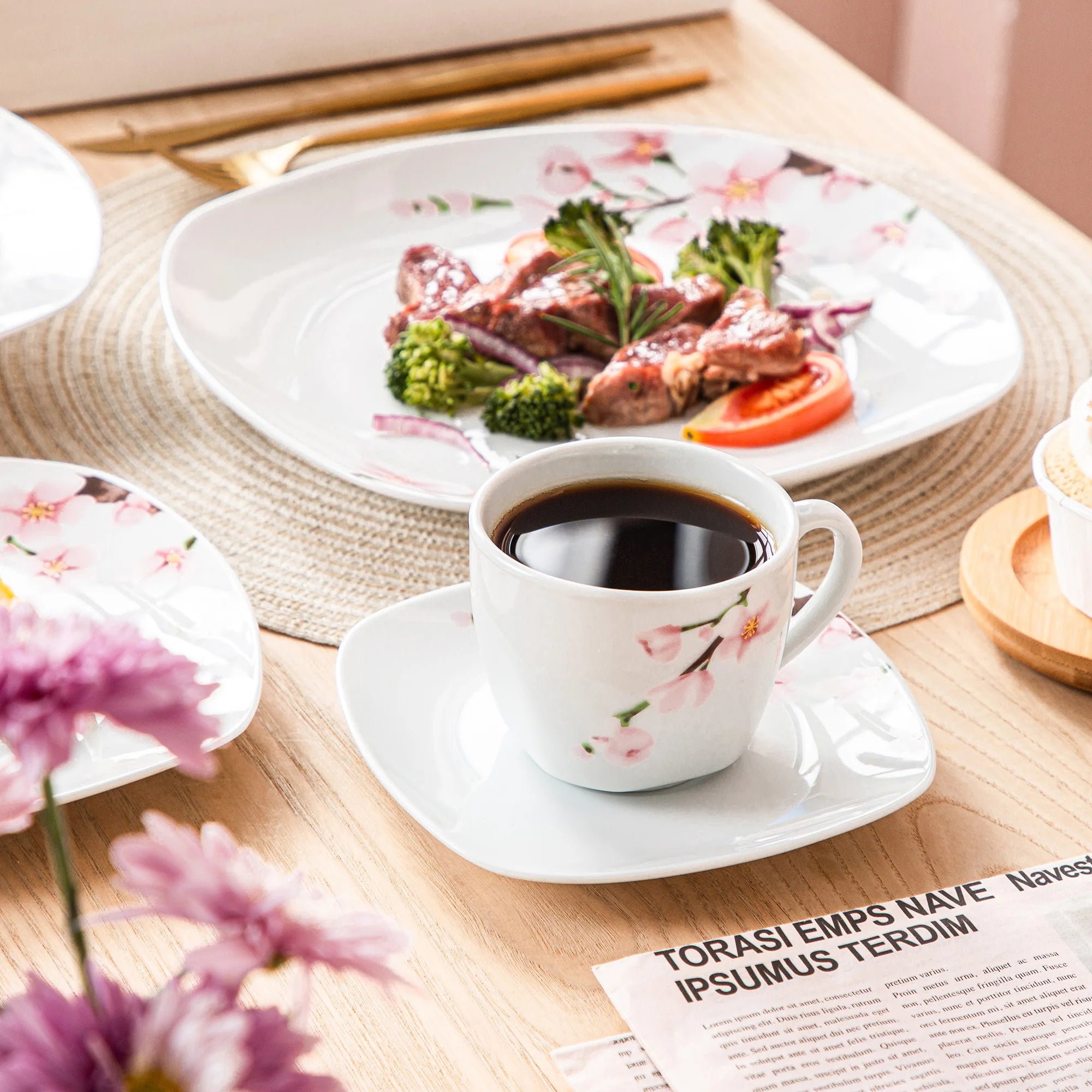 60-delige Porseleinen Servies Set met Roze Bloemen – 12 Personen – Dinerborden, Soepborden, Dessertborden, Kopjes & Schotels – Magnetron & Vaatwasser Bestendig