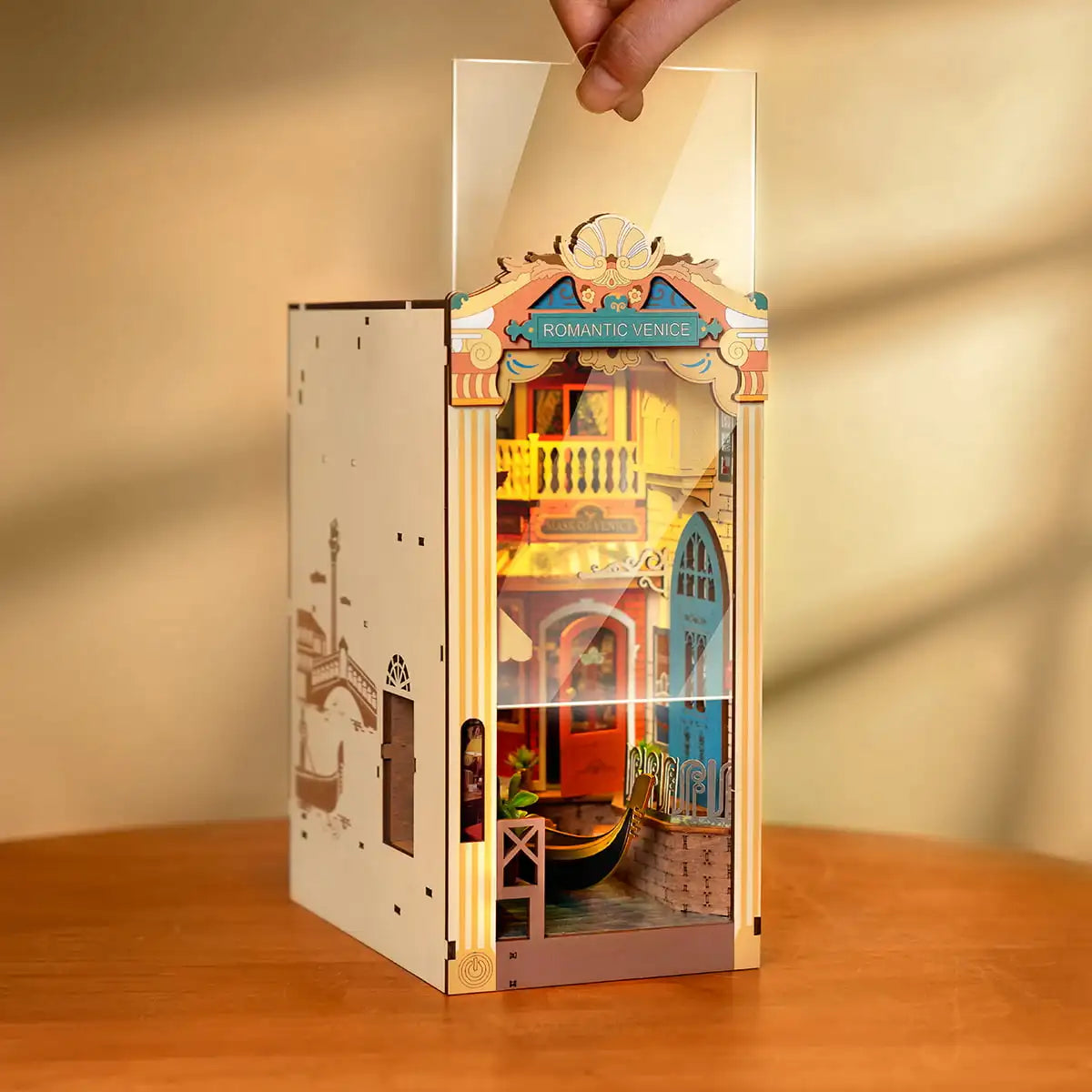3D Houten Boekhoekje Romantisch Venetië – DIY Book Nook Bouwpakket met LED Verlichting – Decoratieve Boeksteun voor Boekenplank en Interieur