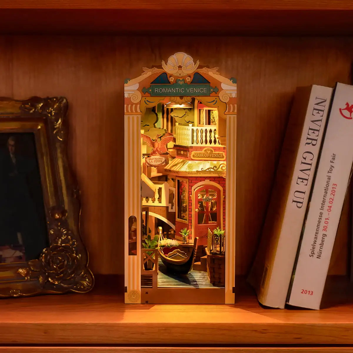 3D Houten Boekhoekje Romantisch Venetië – DIY Book Nook Bouwpakket met LED Verlichting – Decoratieve Boeksteun voor Boekenplank en Interieur
