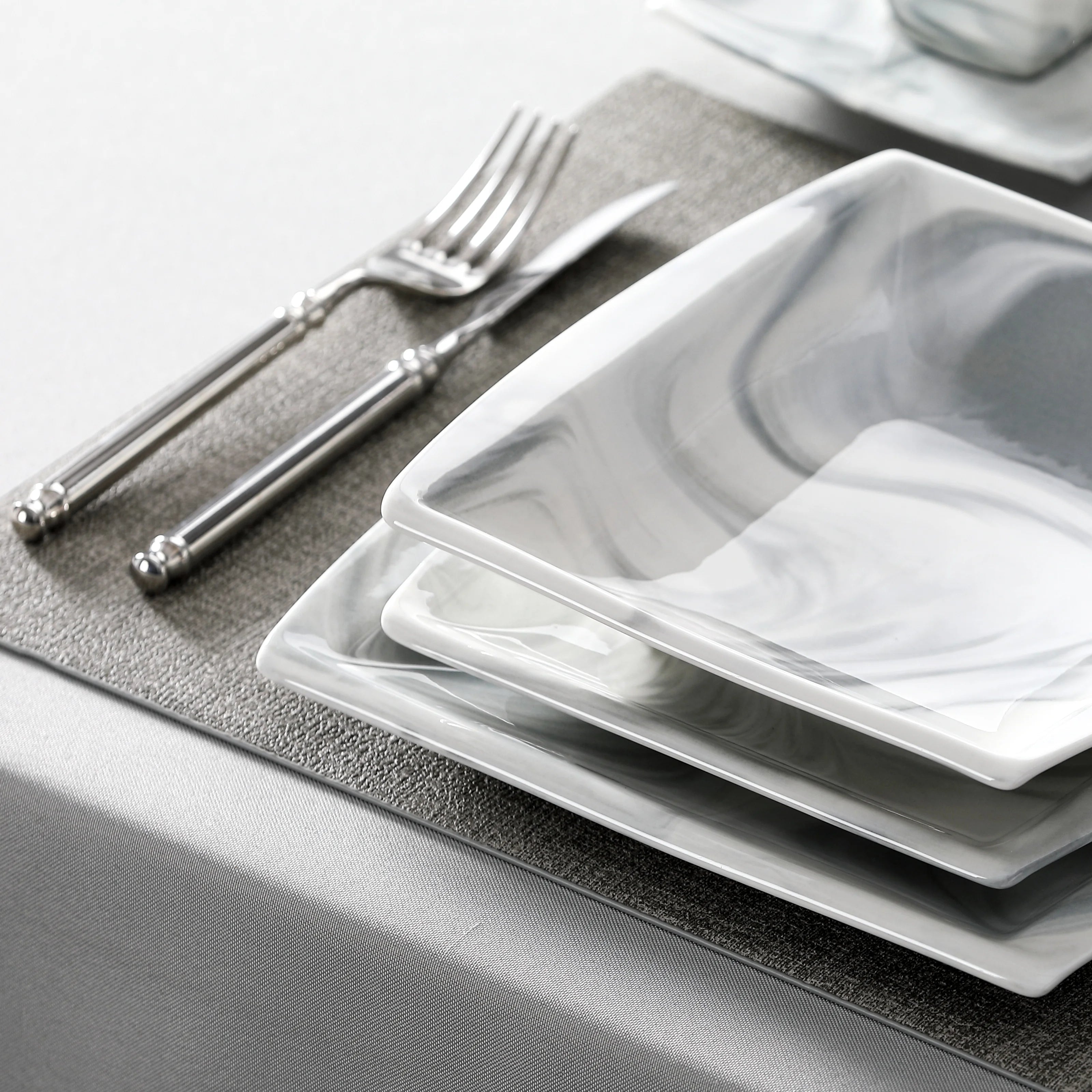 Marmergrijze porseleinen serviesset – servies voor 12 personen met kopjes, schoteltjes, dessertborden, soepborden en dinerborden.