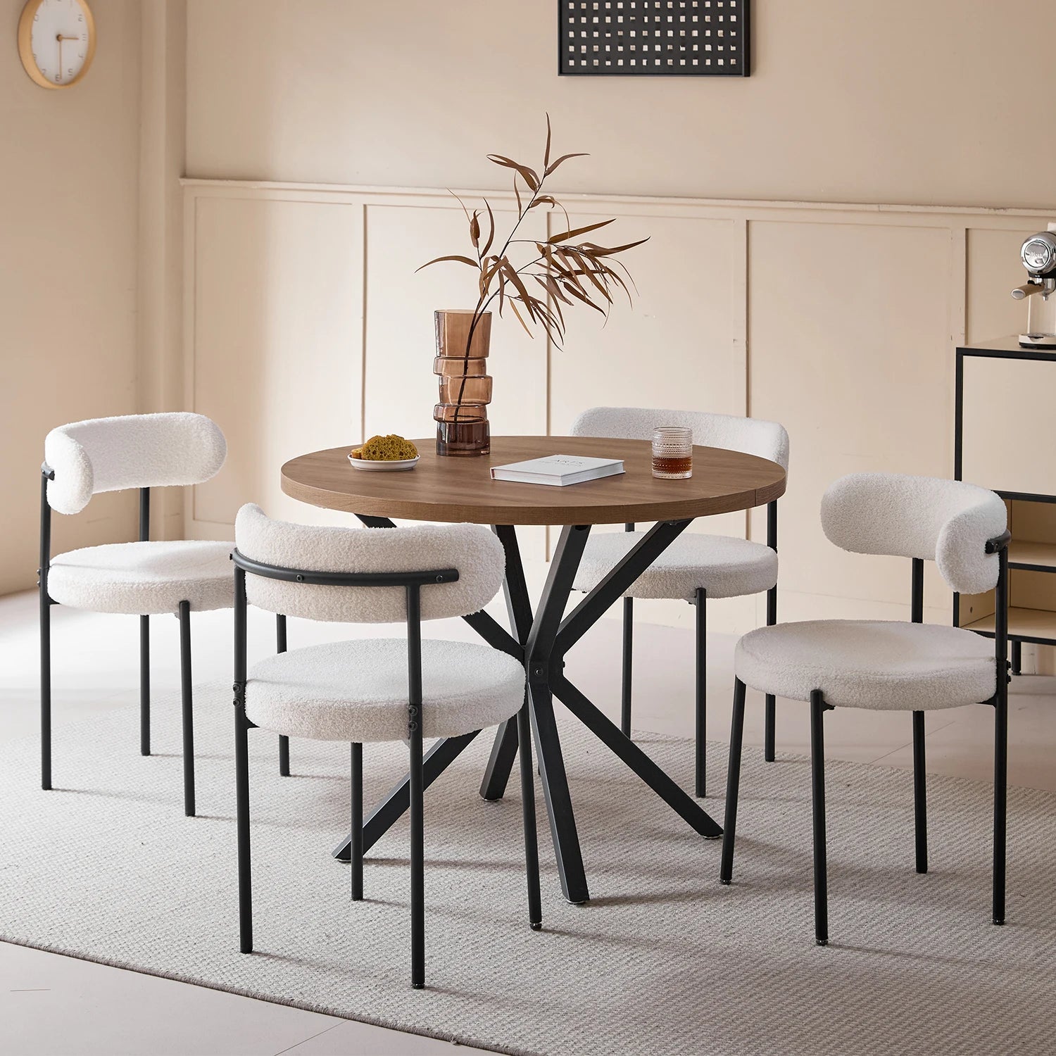 Scandinavische Eetkamerstoelen Set van 4 – Teddy Velvet Stoelen met Metalen Poten – Moderne Keukenstoelen Gestoffeerd – Beige/Zwart Design