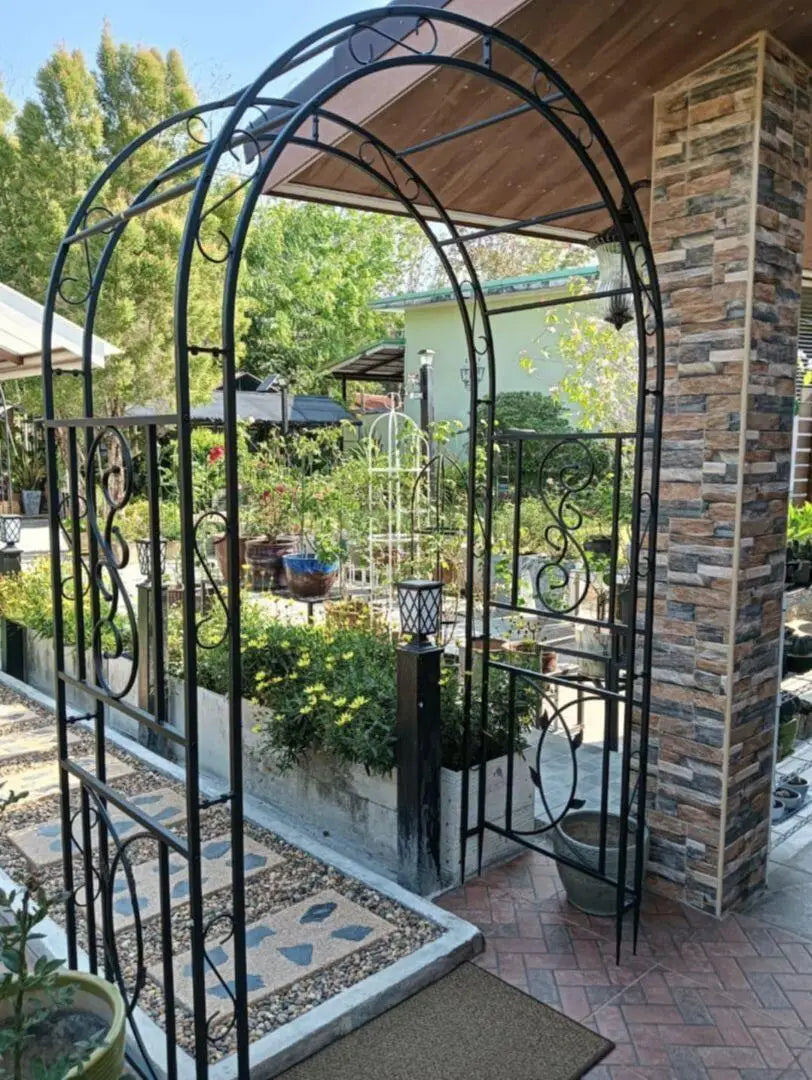 Metalen plantenrek voor in de tuin – voor klimplanten en als frame voor een trouwboog.