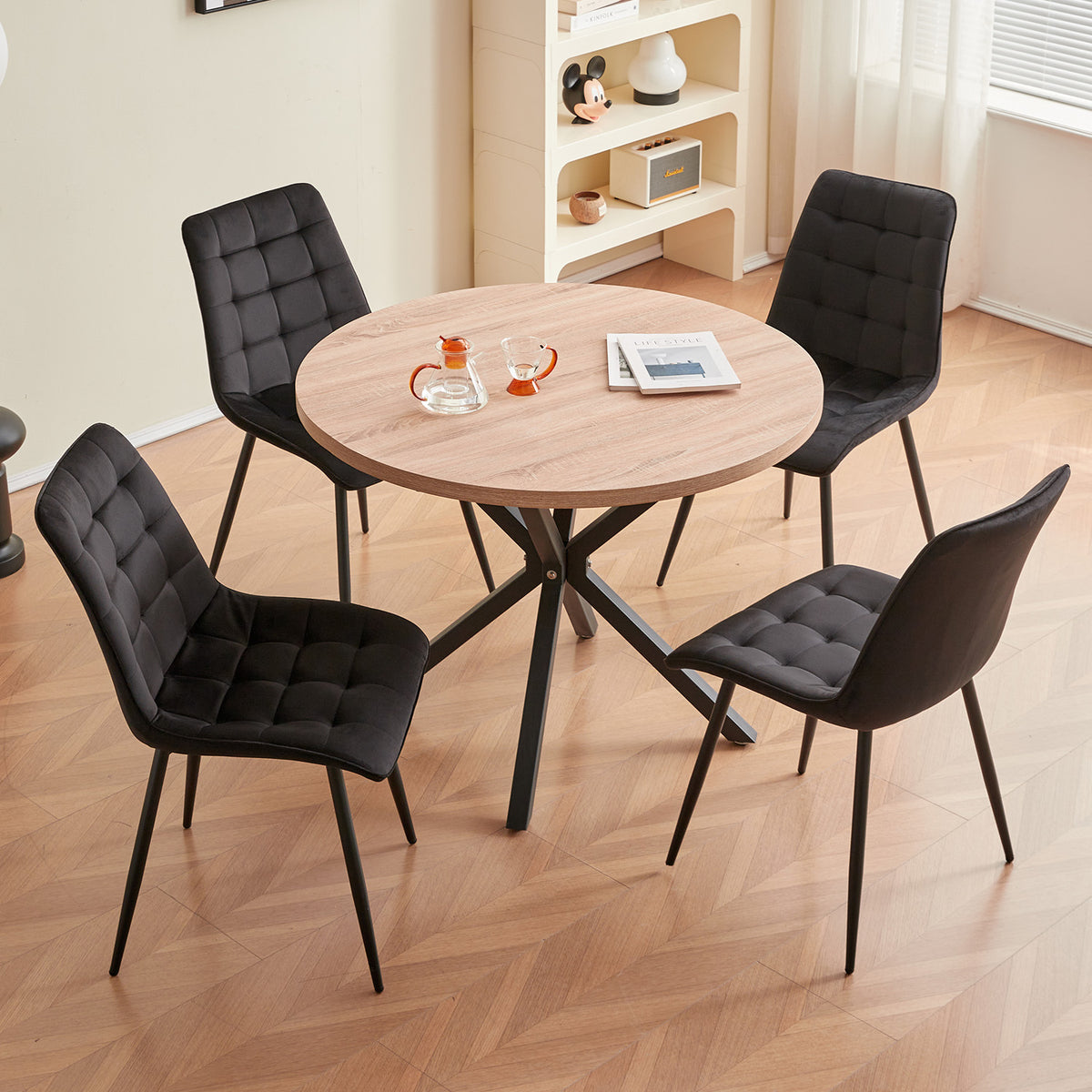 Set van 4 Velvet Eetkamerstoelen – Donkergrijze Fluwelen Stoelen met Ergonomische Rugleuning & Zwarte Metalen Poten – Modern Design