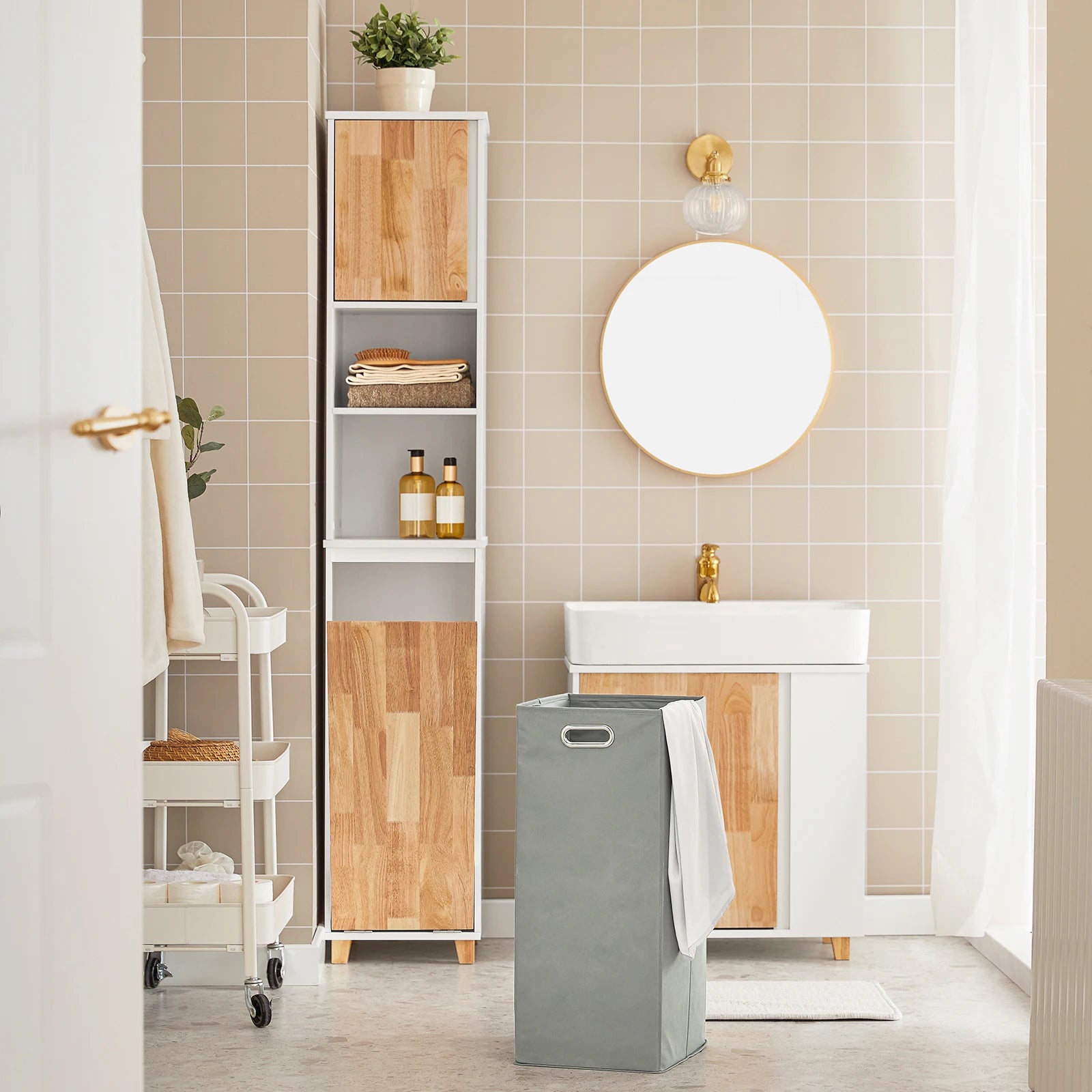 Hoge smalle badkamerkast met geïntegreerde wasmand — opbergruimte en functie in één